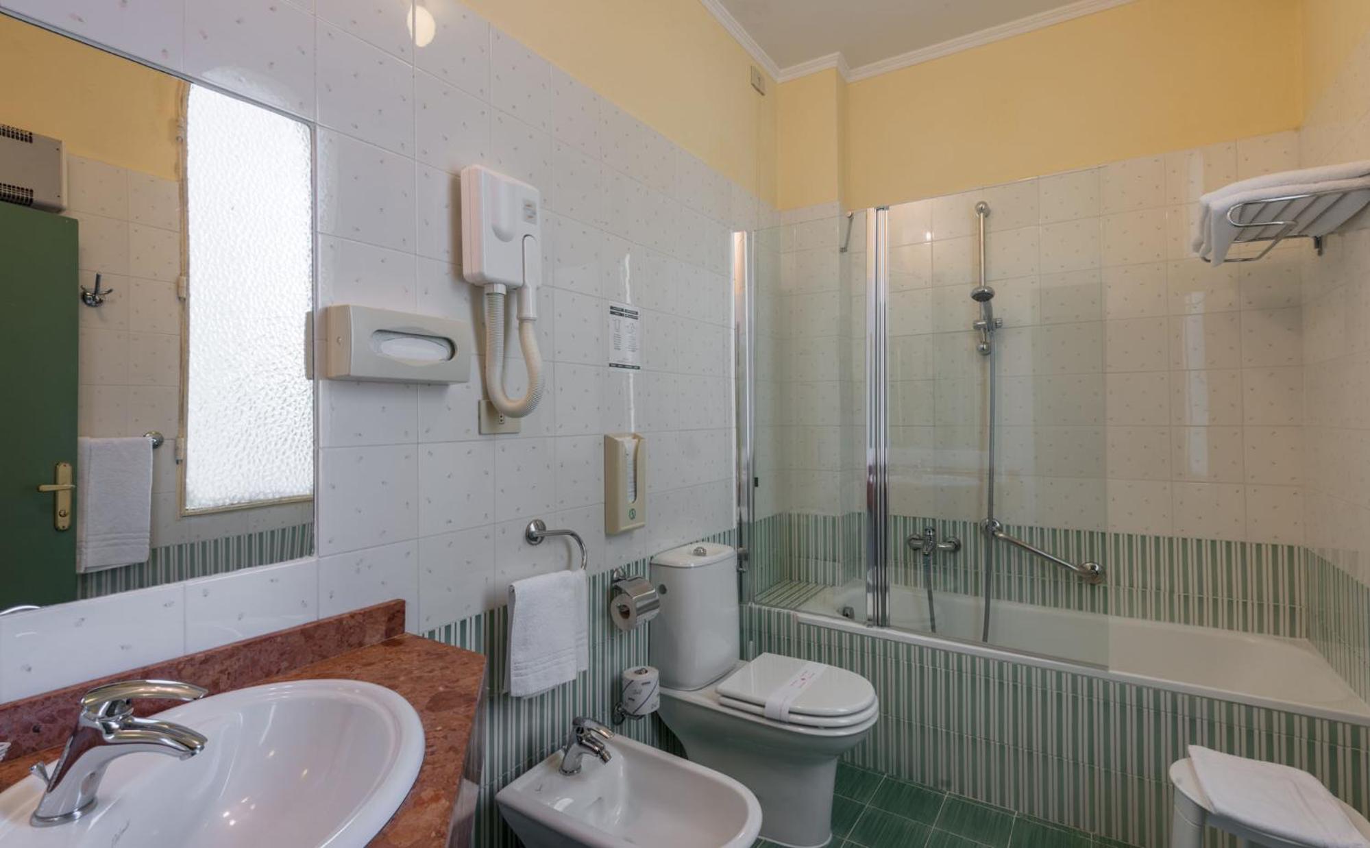 Standard Triple Room - Photo 4