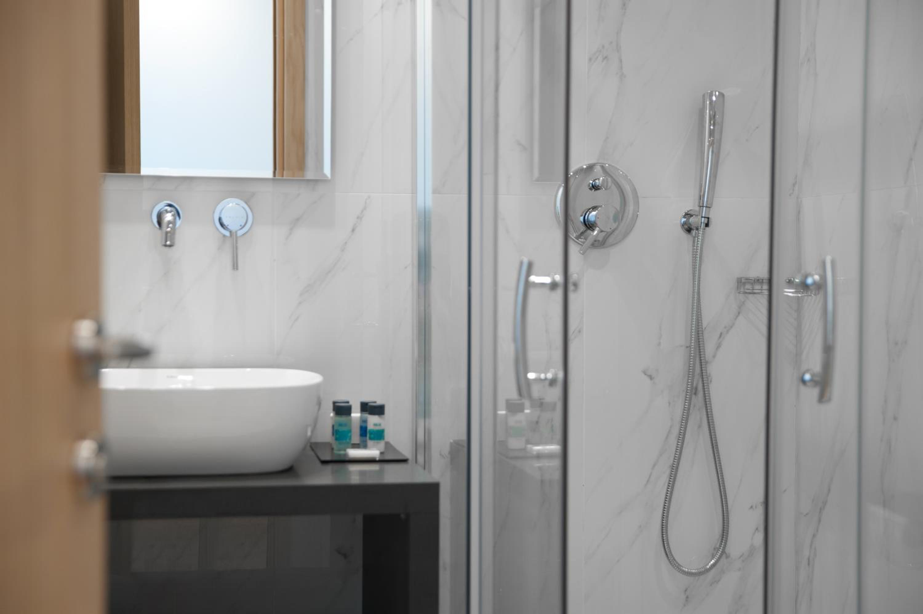 Deluxe Double or Twin Room thumbnail 6