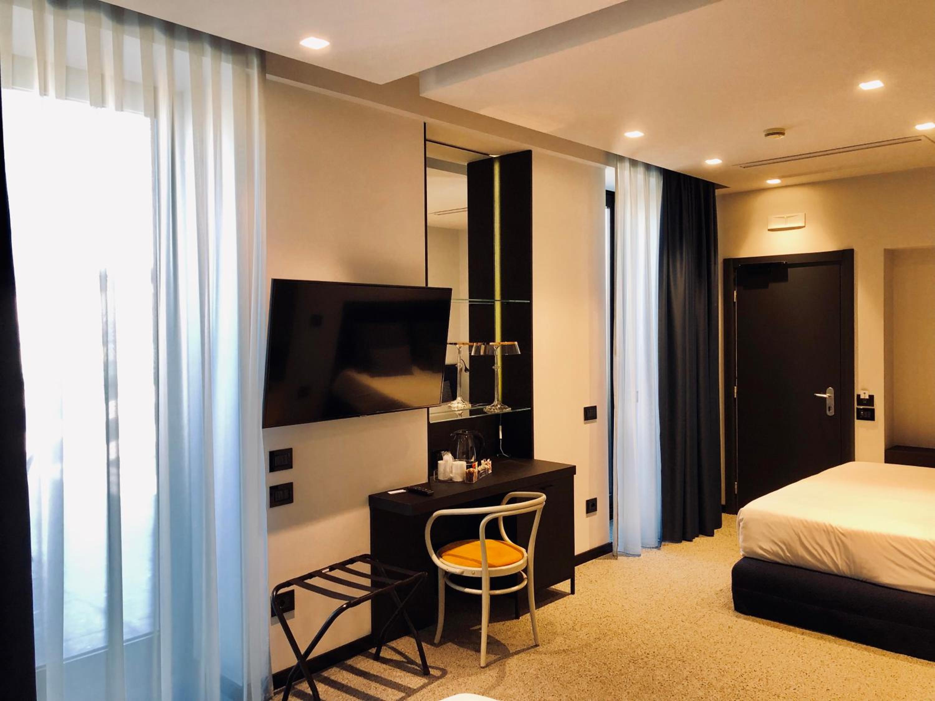 Junior Suite with King and Queen Bed - Terrace - Photo 2