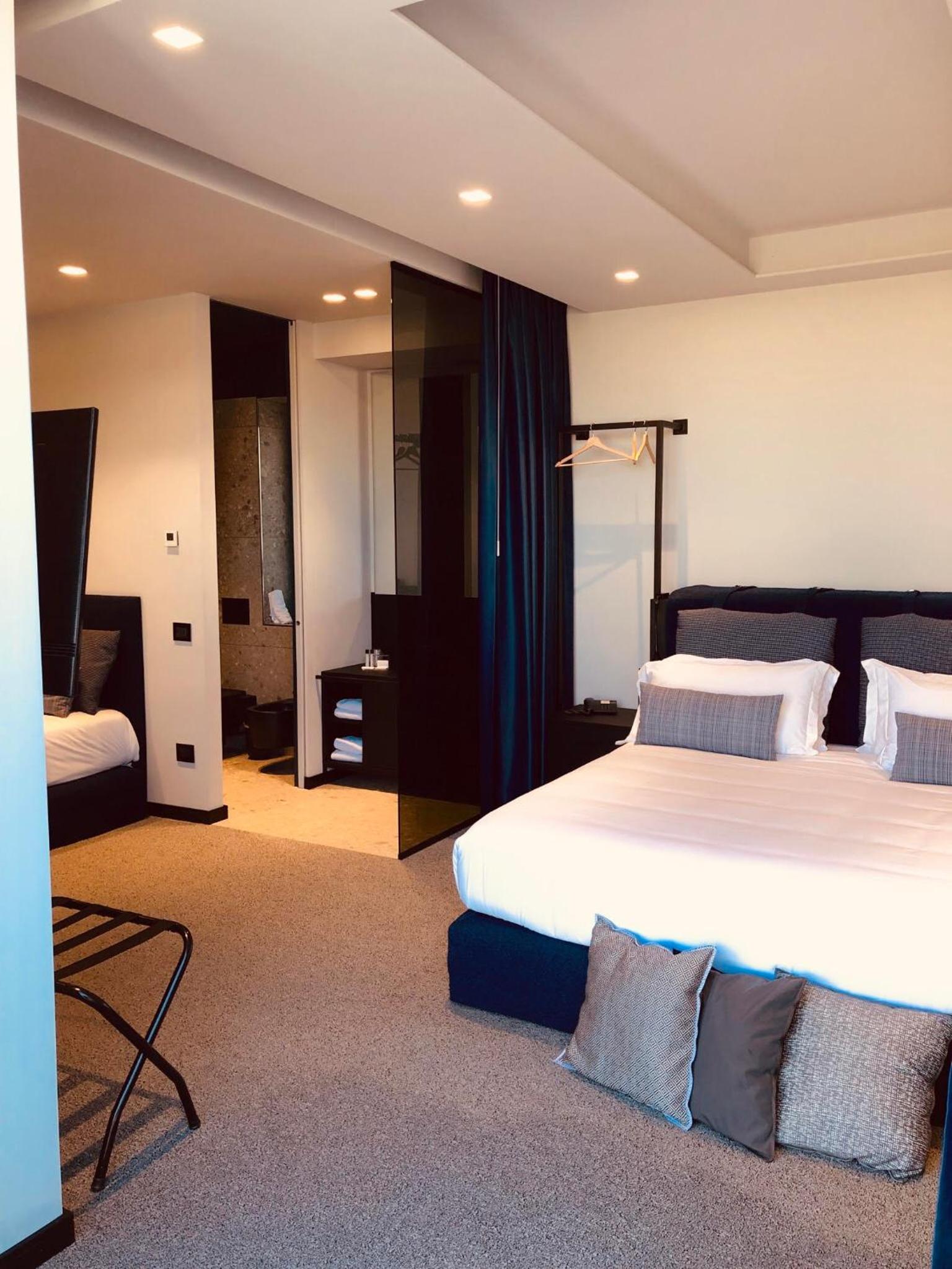 Junior Suite with King and Queen Bed - Terrace - Photo 4