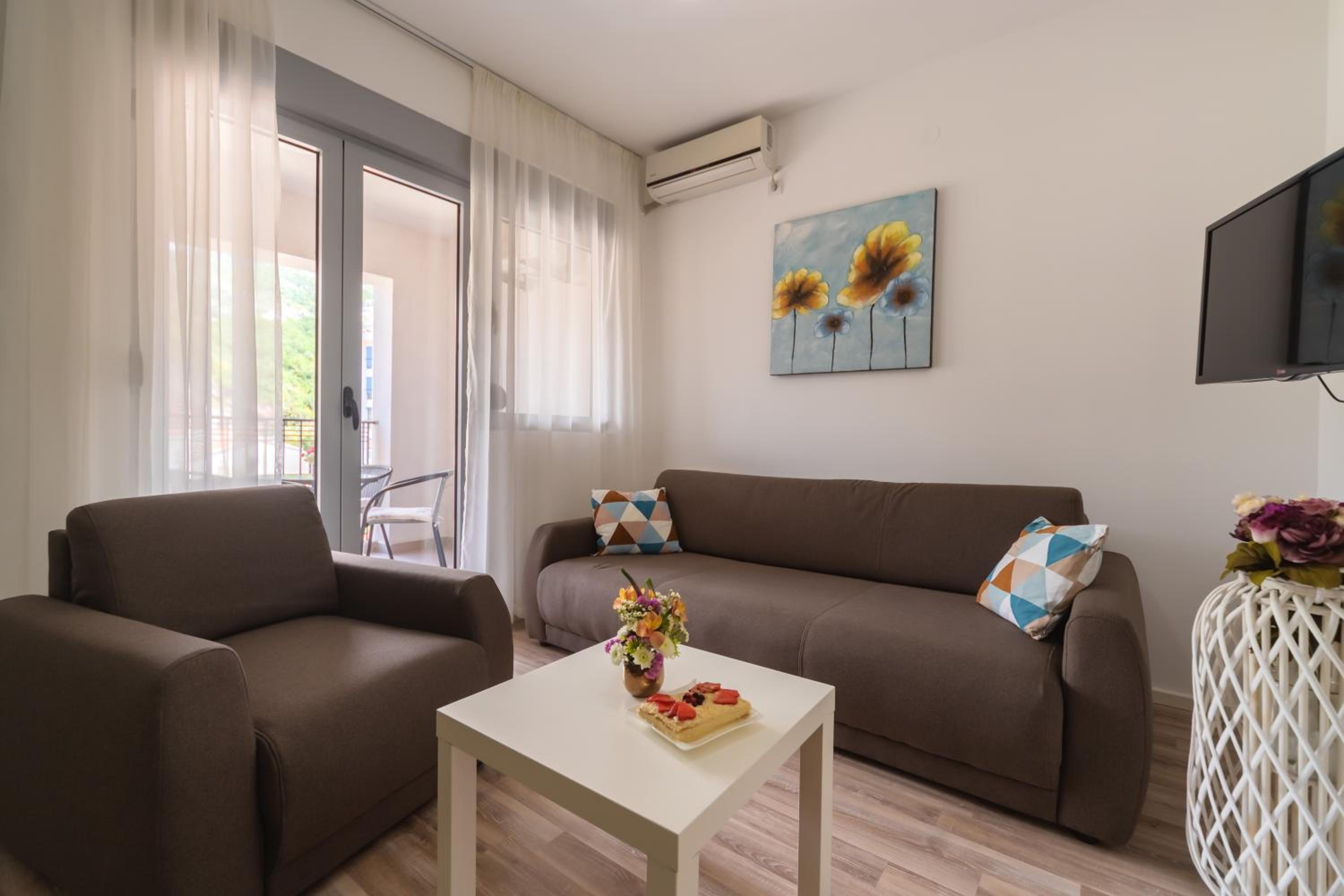 One Bedroom Apartment with Balcony with Sea Side View