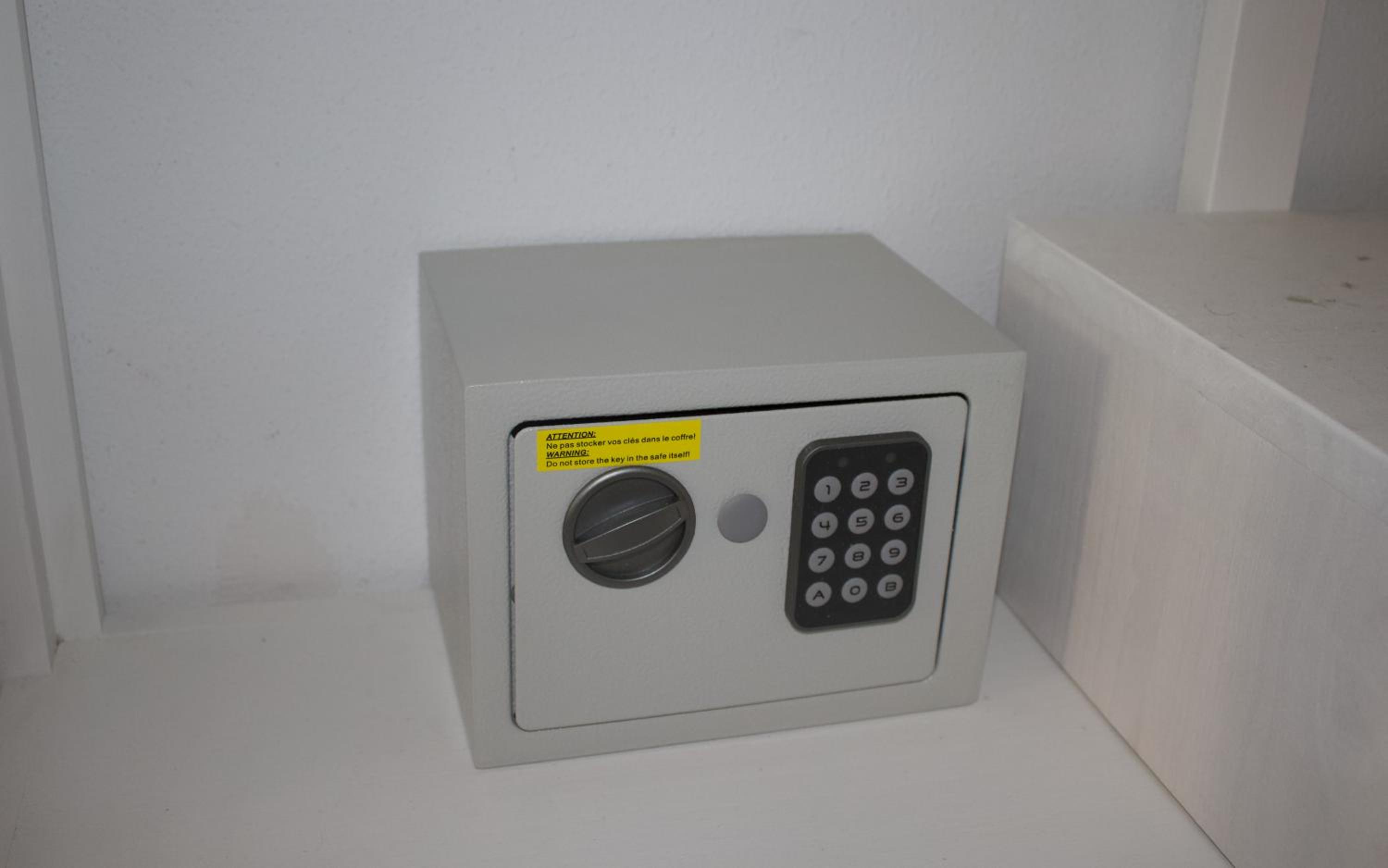Deluxe Double Room with Shower - Photo 2