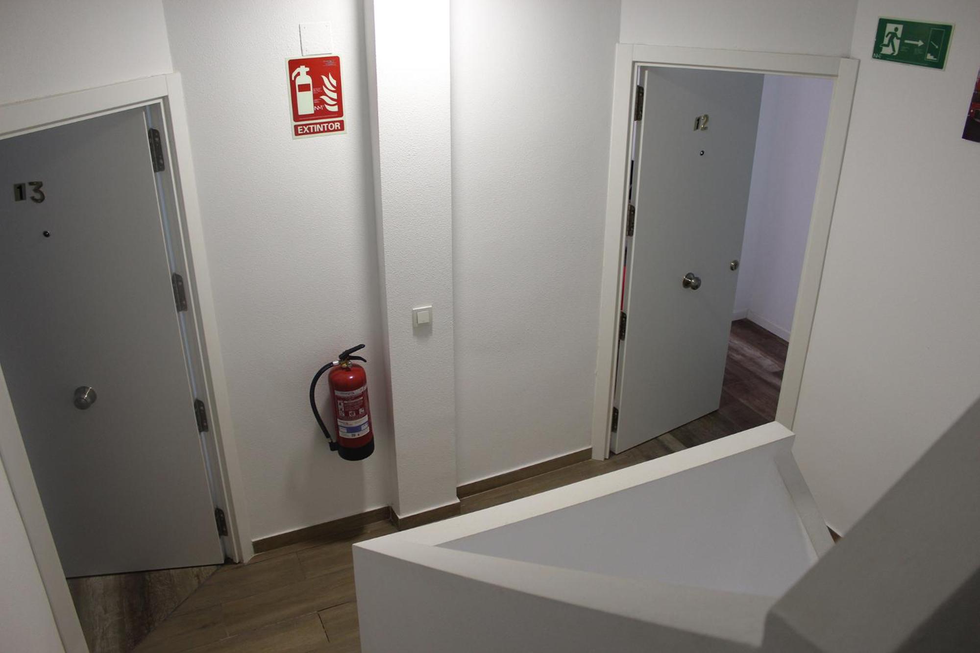 Deluxe Double Room with Shower - Photo 6