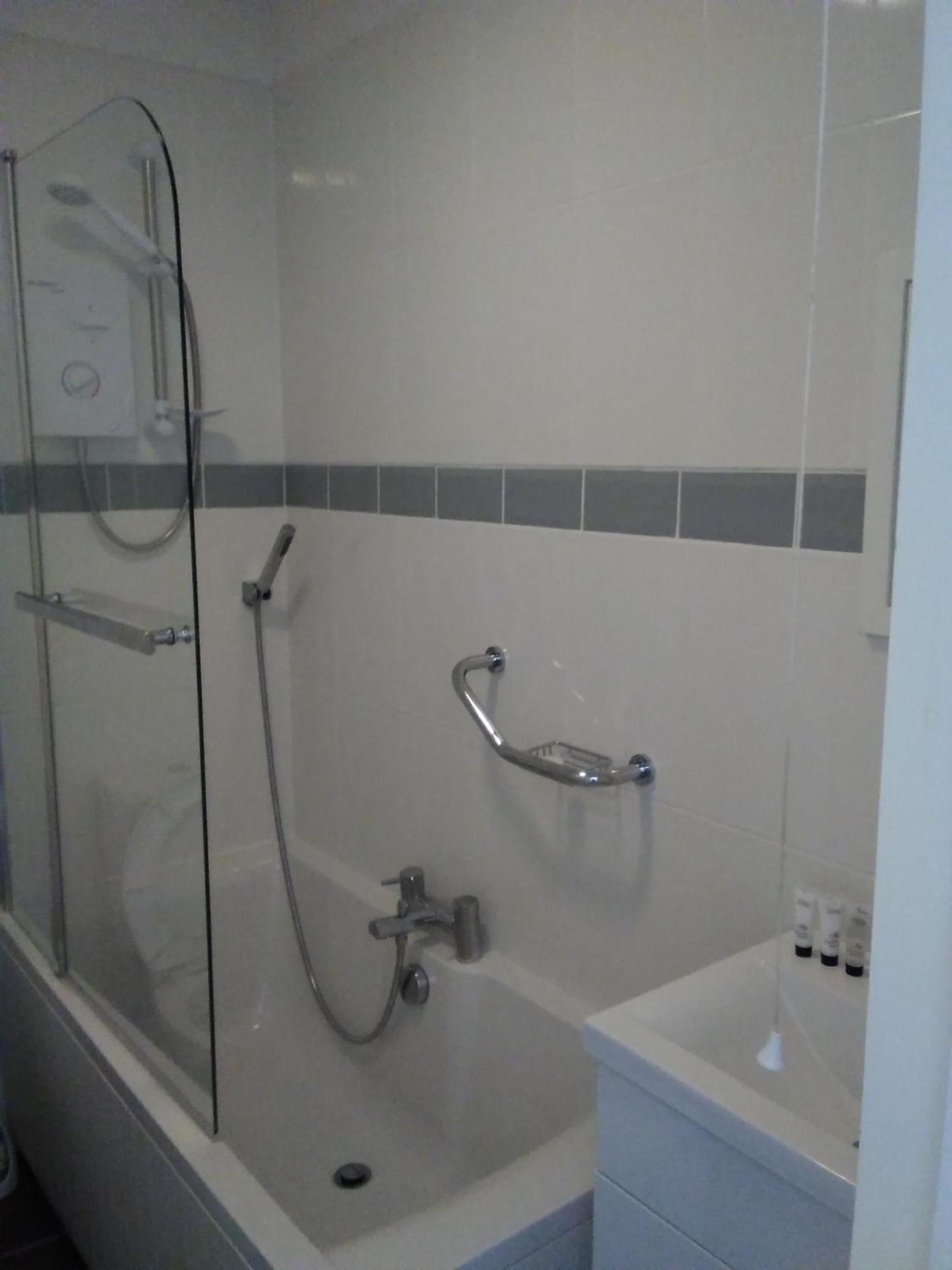 Twin Room with Private Bathroom - Photo 2