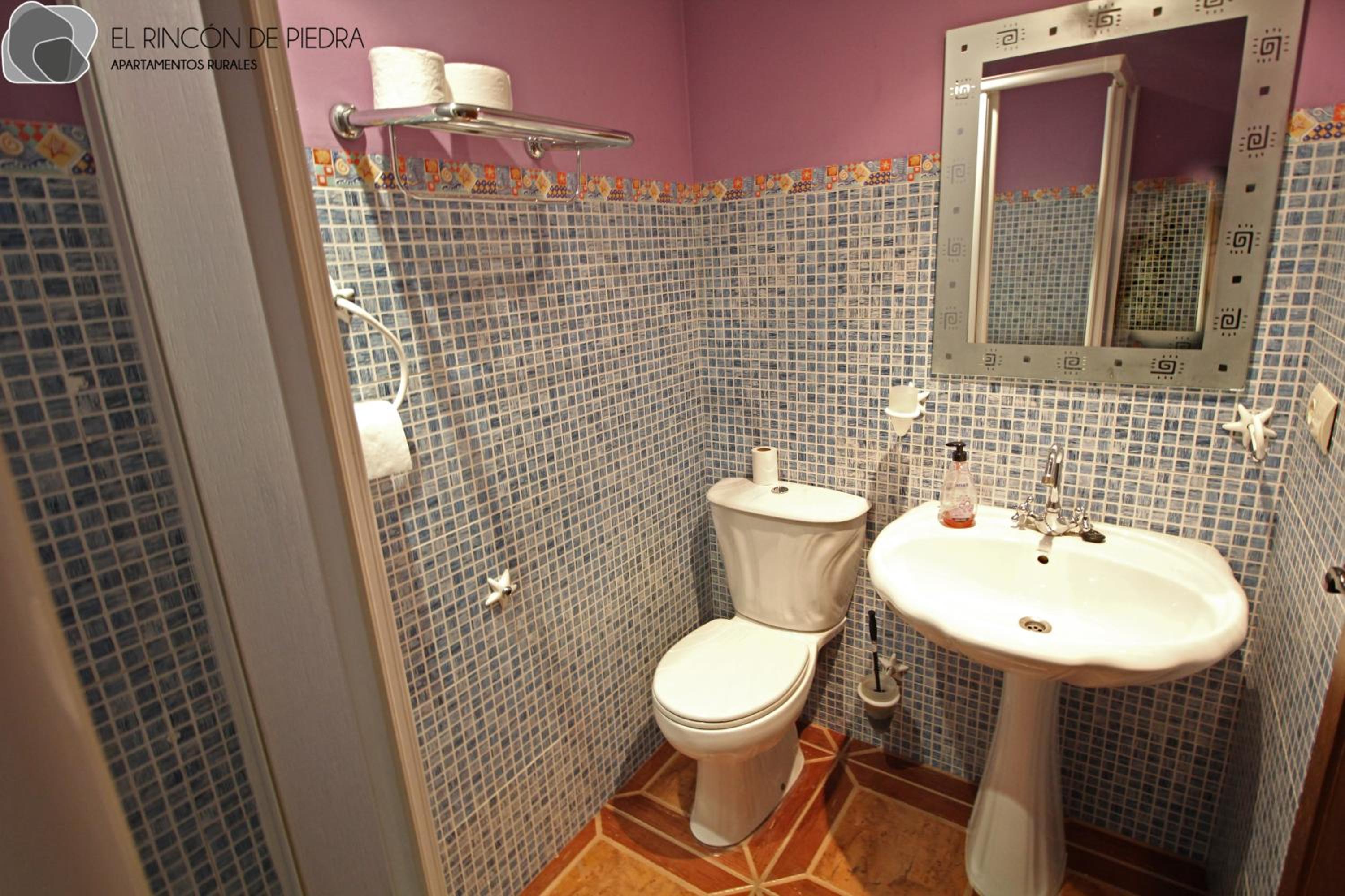 Apartment with Balcony - Photo 4