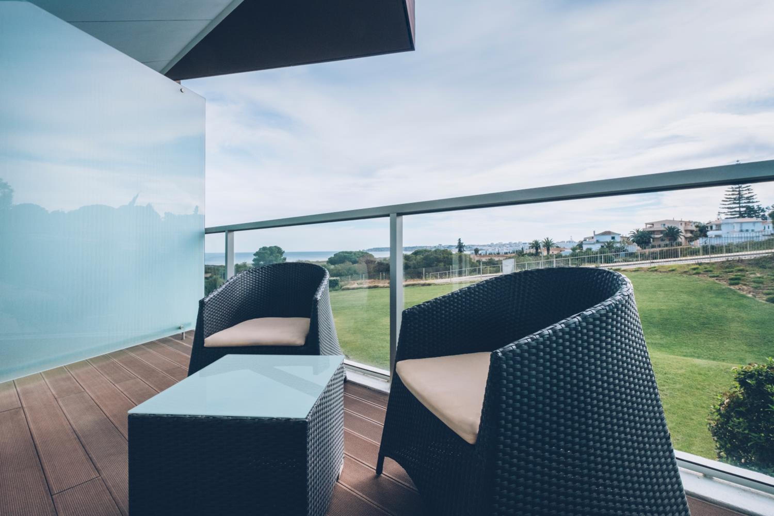 Double or Twin Room with Side Sea View - Photo 4