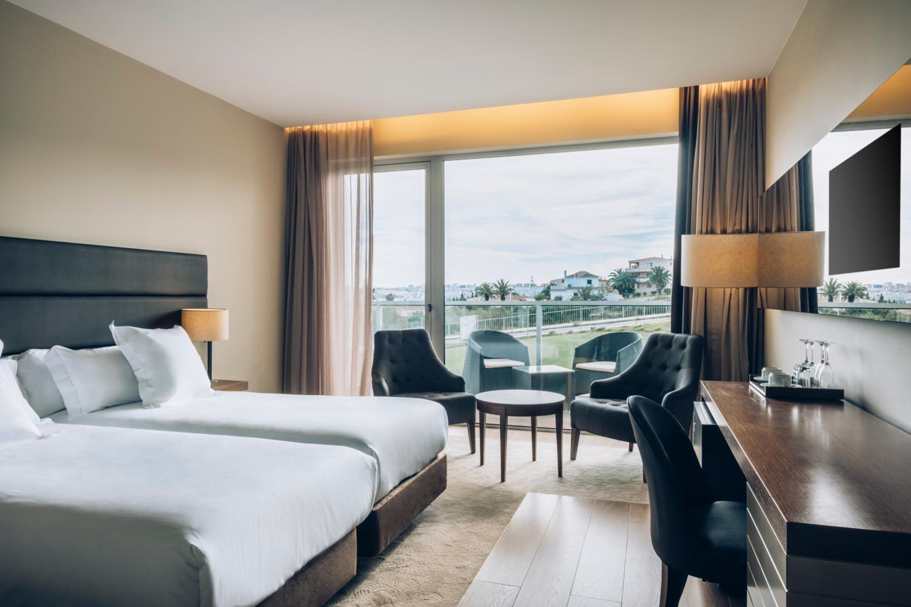 Double or Twin Room with Side Sea View - Photo 3