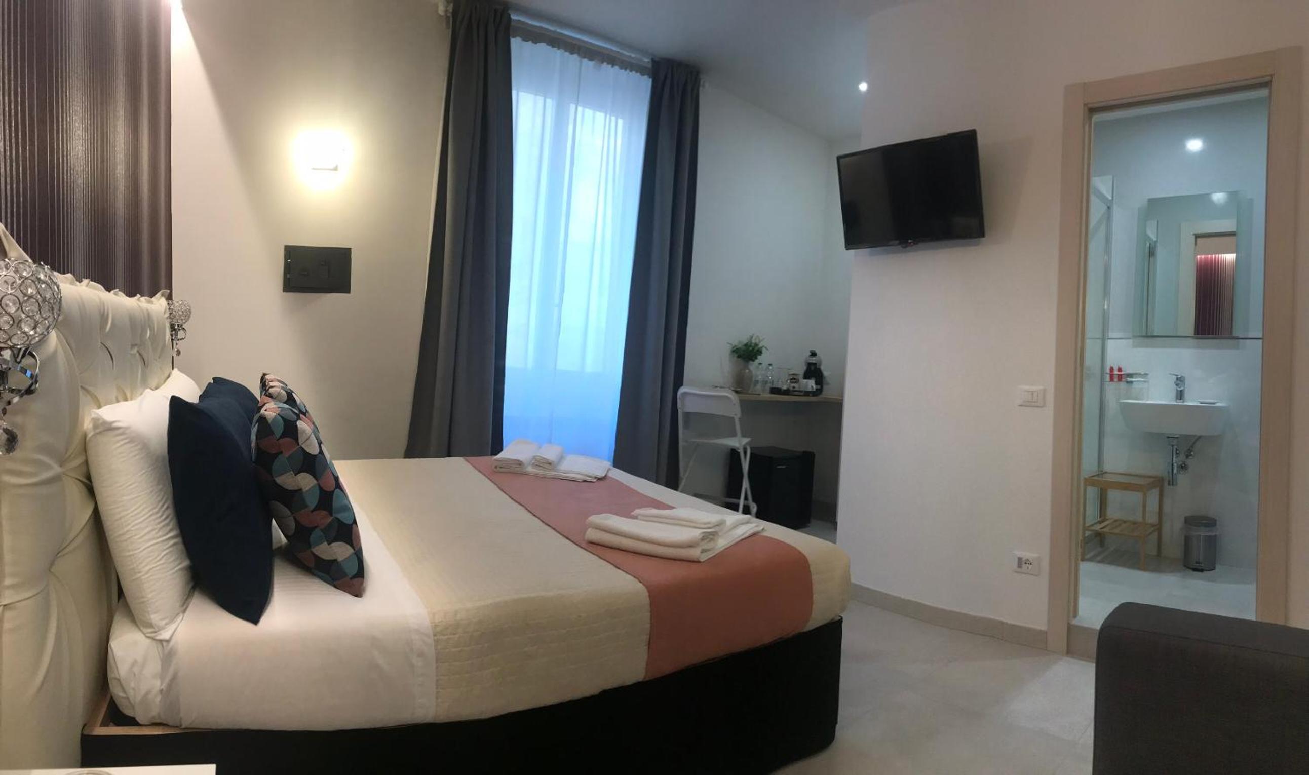 Double Room - Photo 16