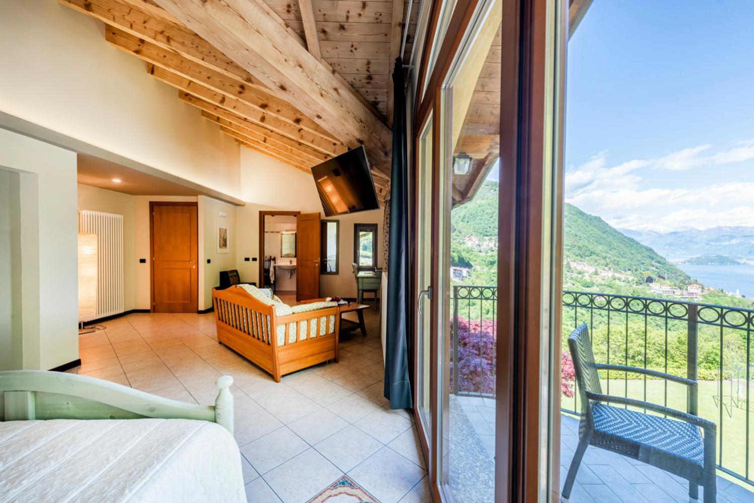 Suite with Balcony - Photo 5