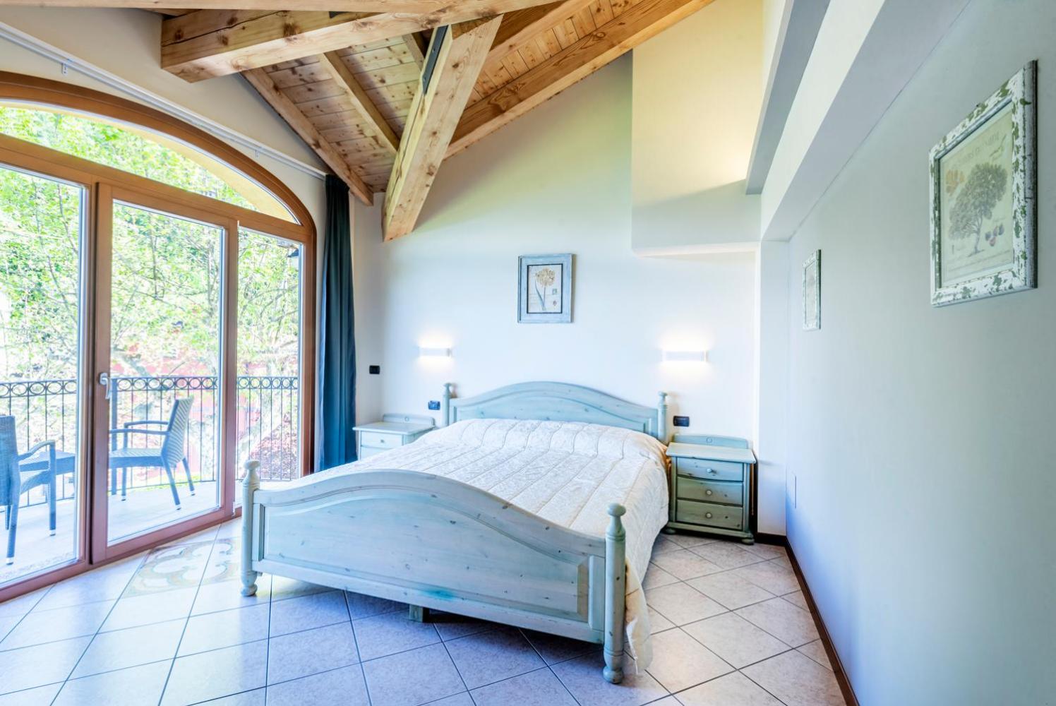 Suite with Balcony - Photo 6