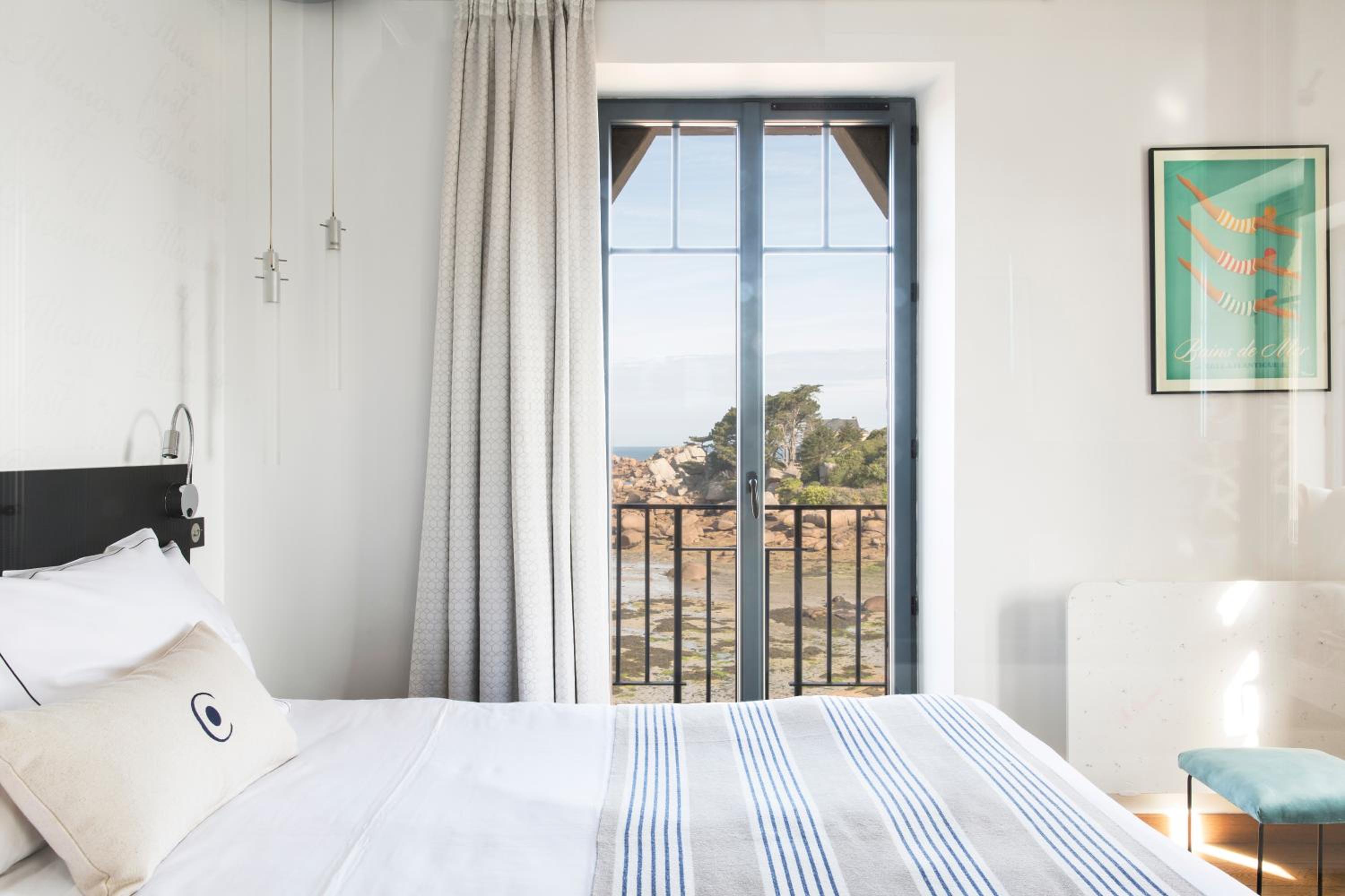 Deluxe Double Room with Sea View - Photo 4