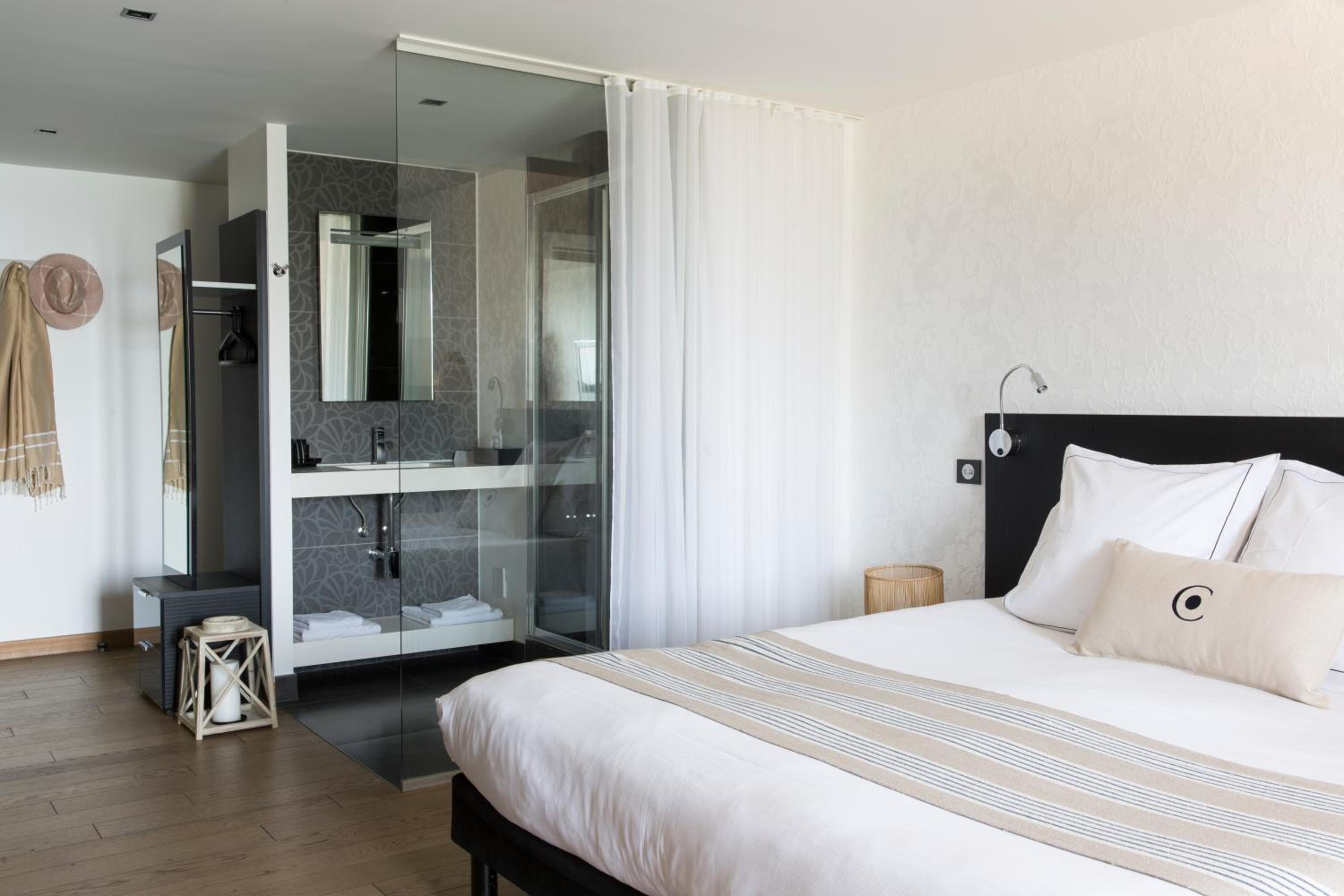 Deluxe Double Room with Sea View - Photo 2