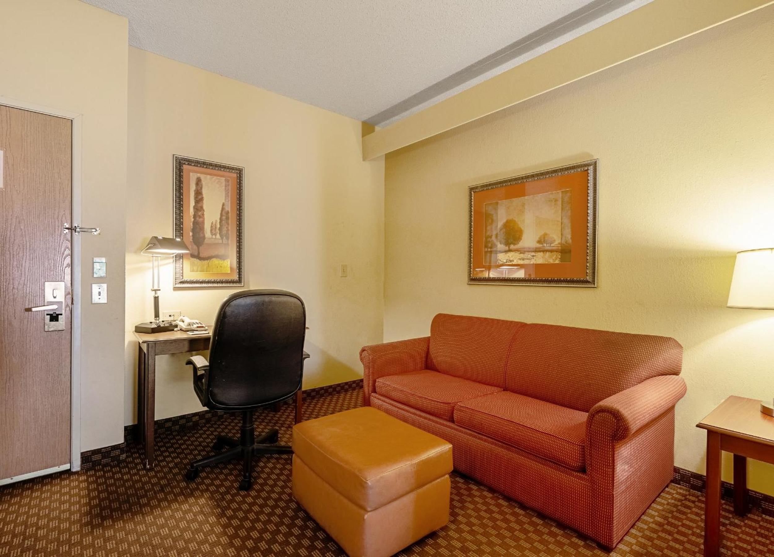 Queen Suite with Two Queen Beds - Non-Smoking - Photo 11