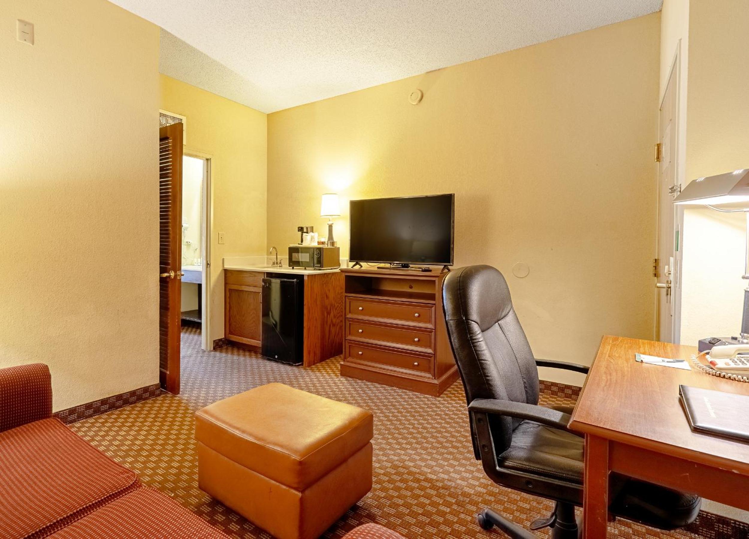 Queen Suite with Two Queen Beds - Non-Smoking - Photo 13