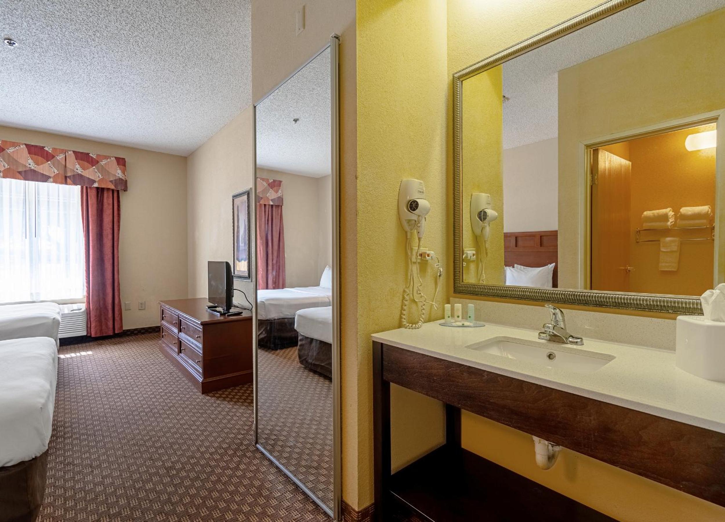 Queen Suite with Two Queen Beds - Non-Smoking - Photo 7