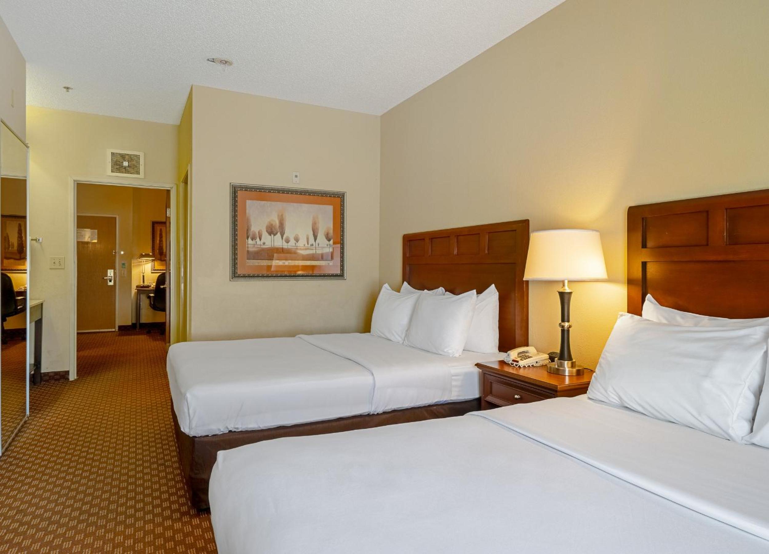 Queen Suite with Two Queen Beds - Non-Smoking - Photo 6