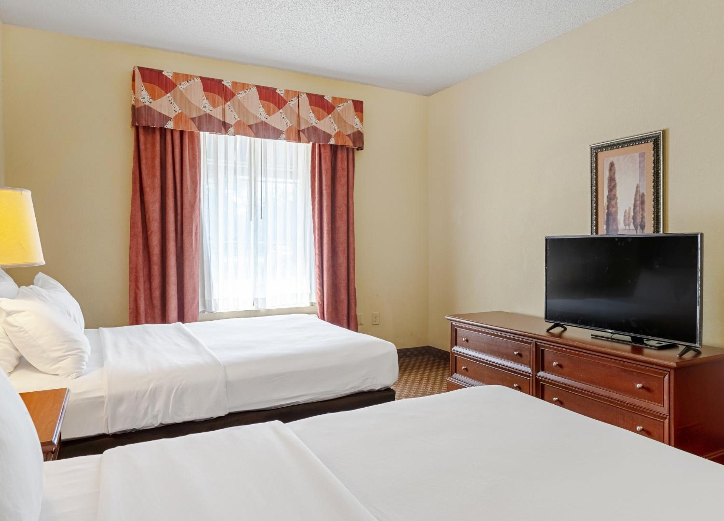 Queen Suite with Two Queen Beds - Non-Smoking - Photo 5
