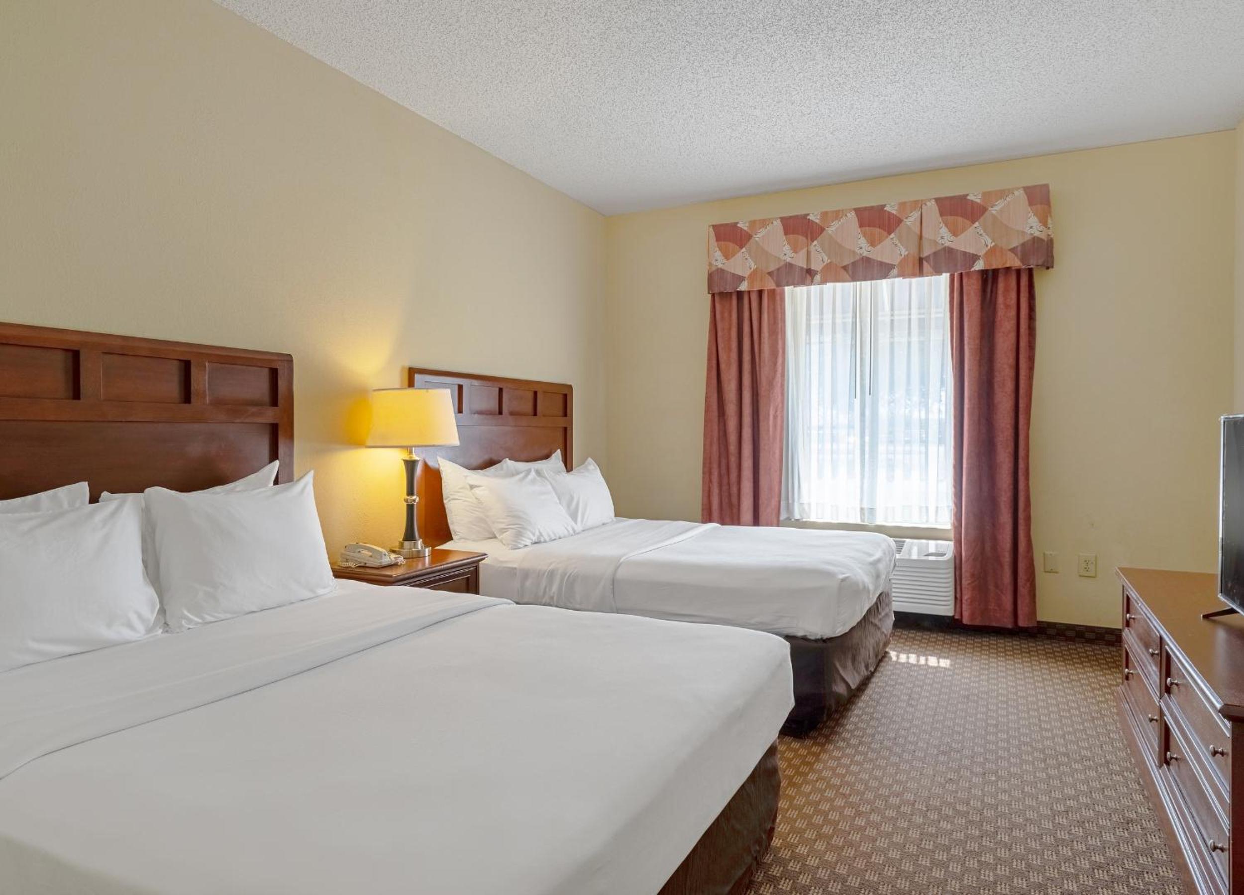 Queen Suite with Two Queen Beds - Non-Smoking - Photo 4