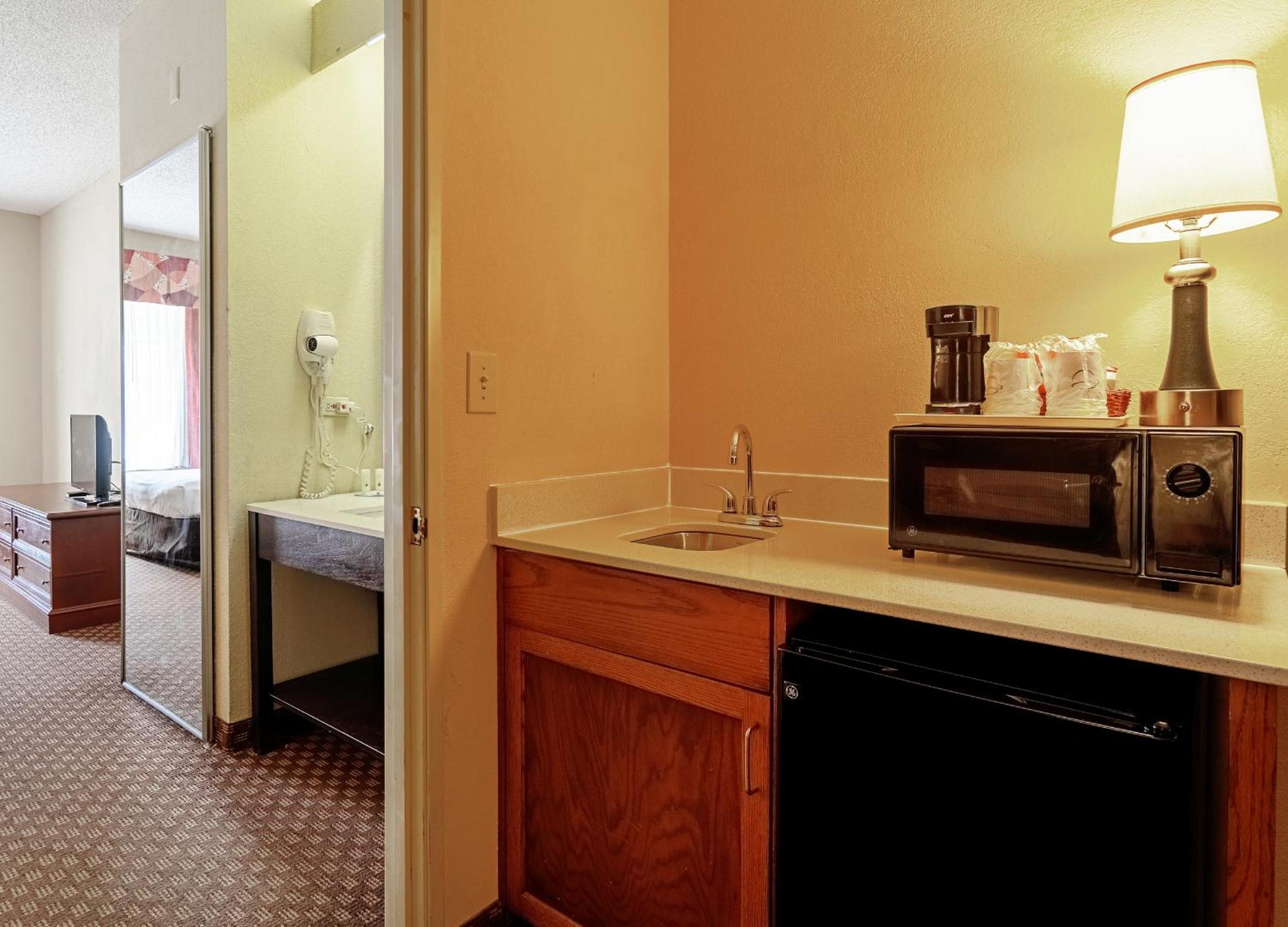Queen Suite with Two Queen Beds - Non-Smoking - Photo 8