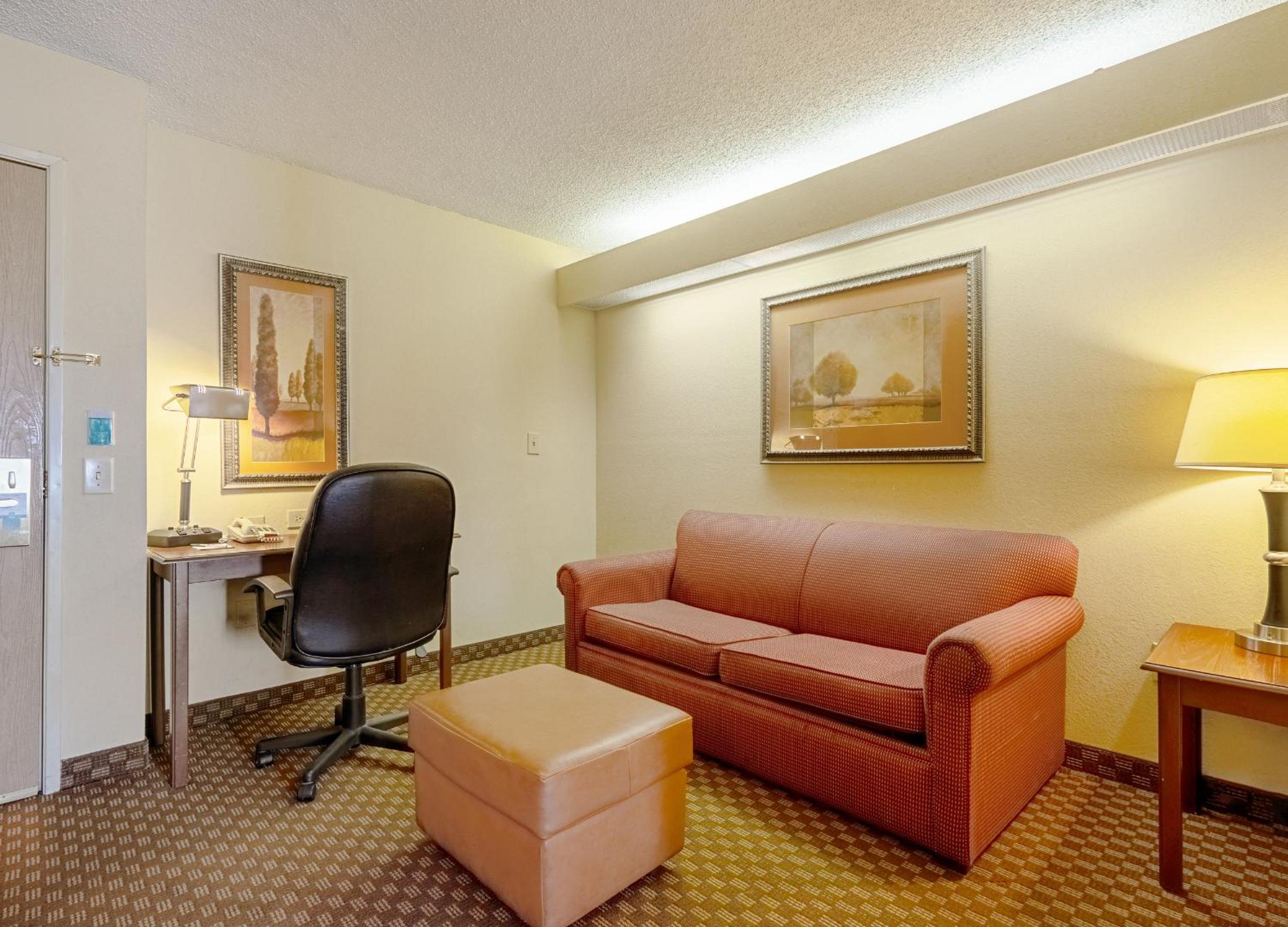 Queen Suite with Two Queen Beds - Non-Smoking - Photo 2