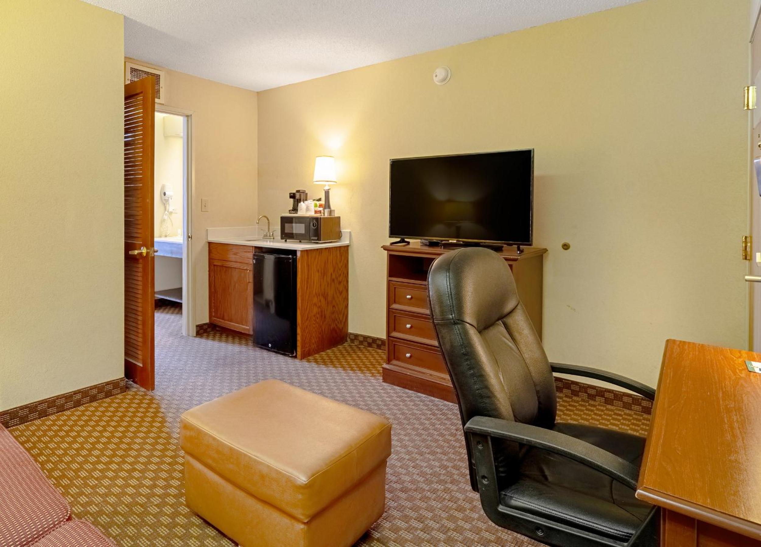 King Suite - Non-Smoking - Photo 3