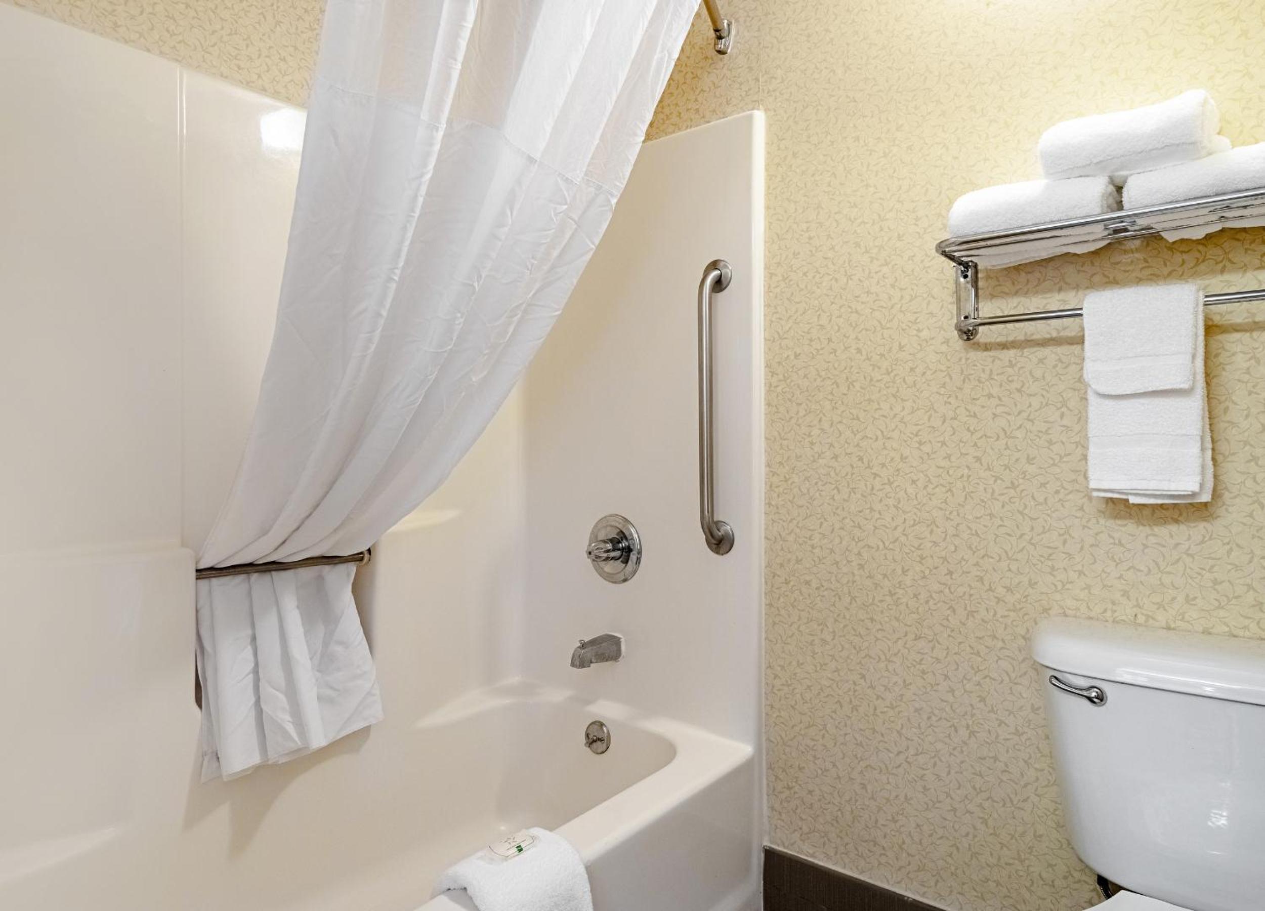 Queen Suite with Two Queen Beds - Non-Smoking - Photo 10