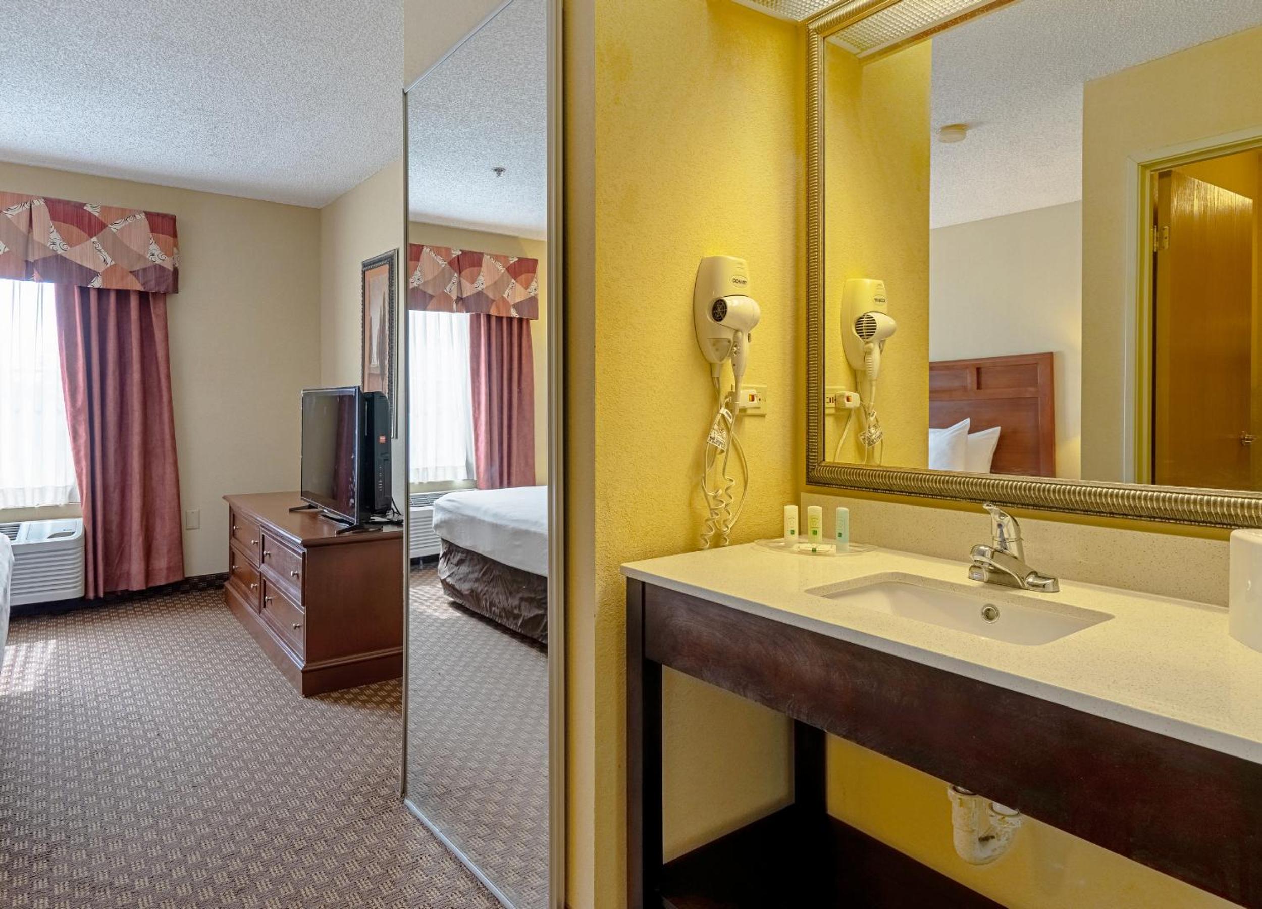 Queen Suite with Two Queen Beds - Non-Smoking - Photo 9