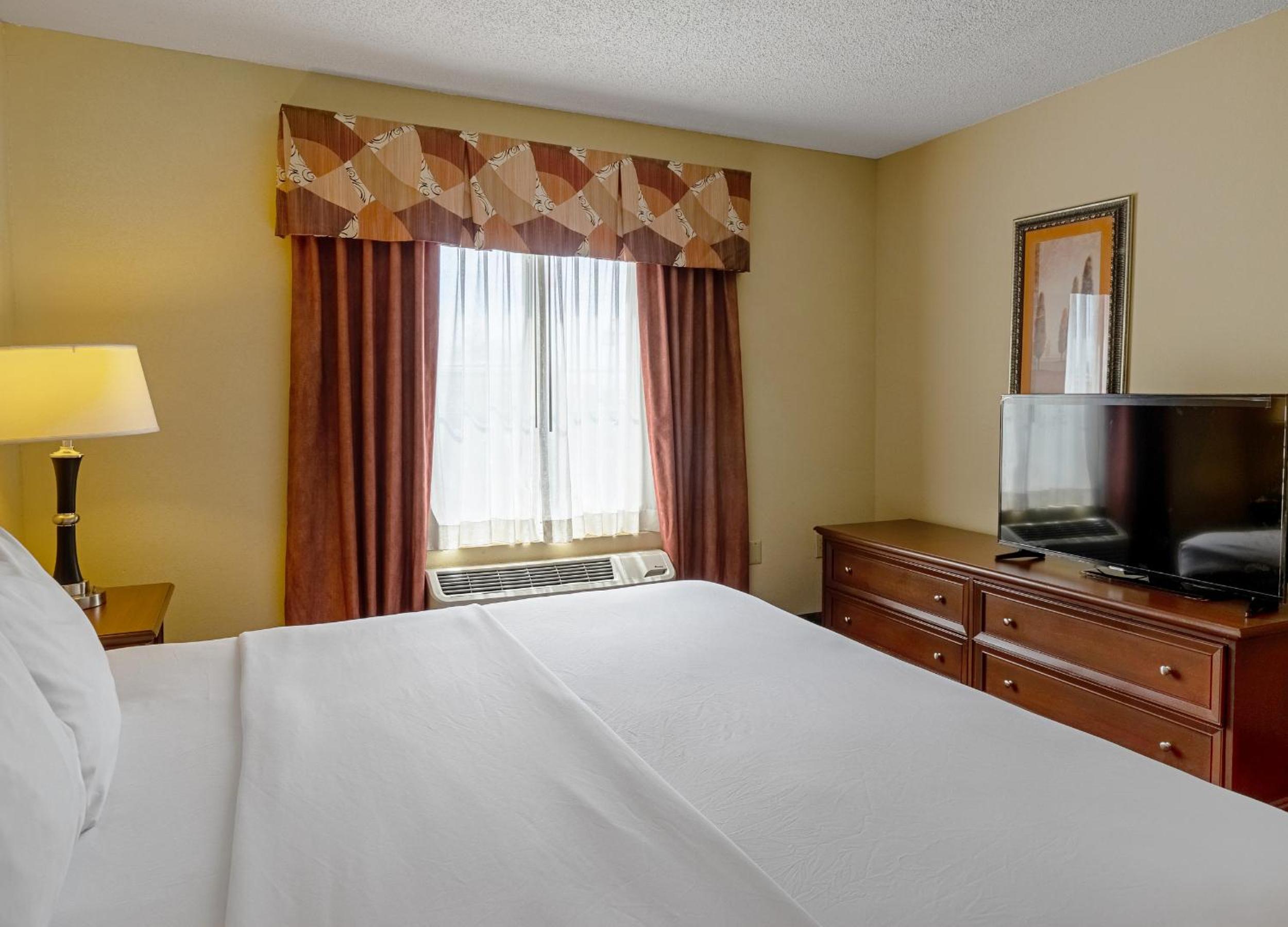 King Suite - Non-Smoking - Photo 11