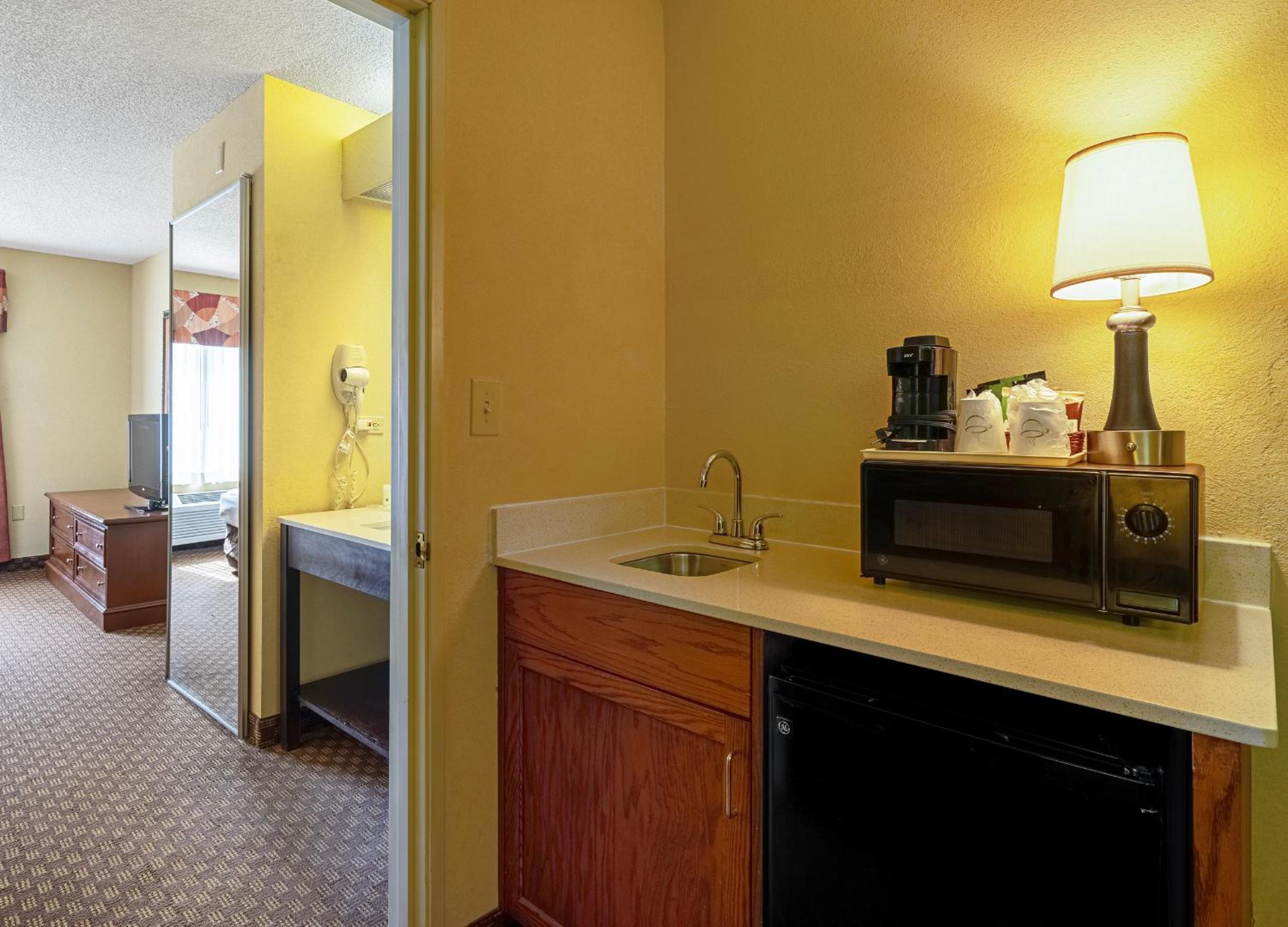 King Suite - Non-Smoking - Photo 2