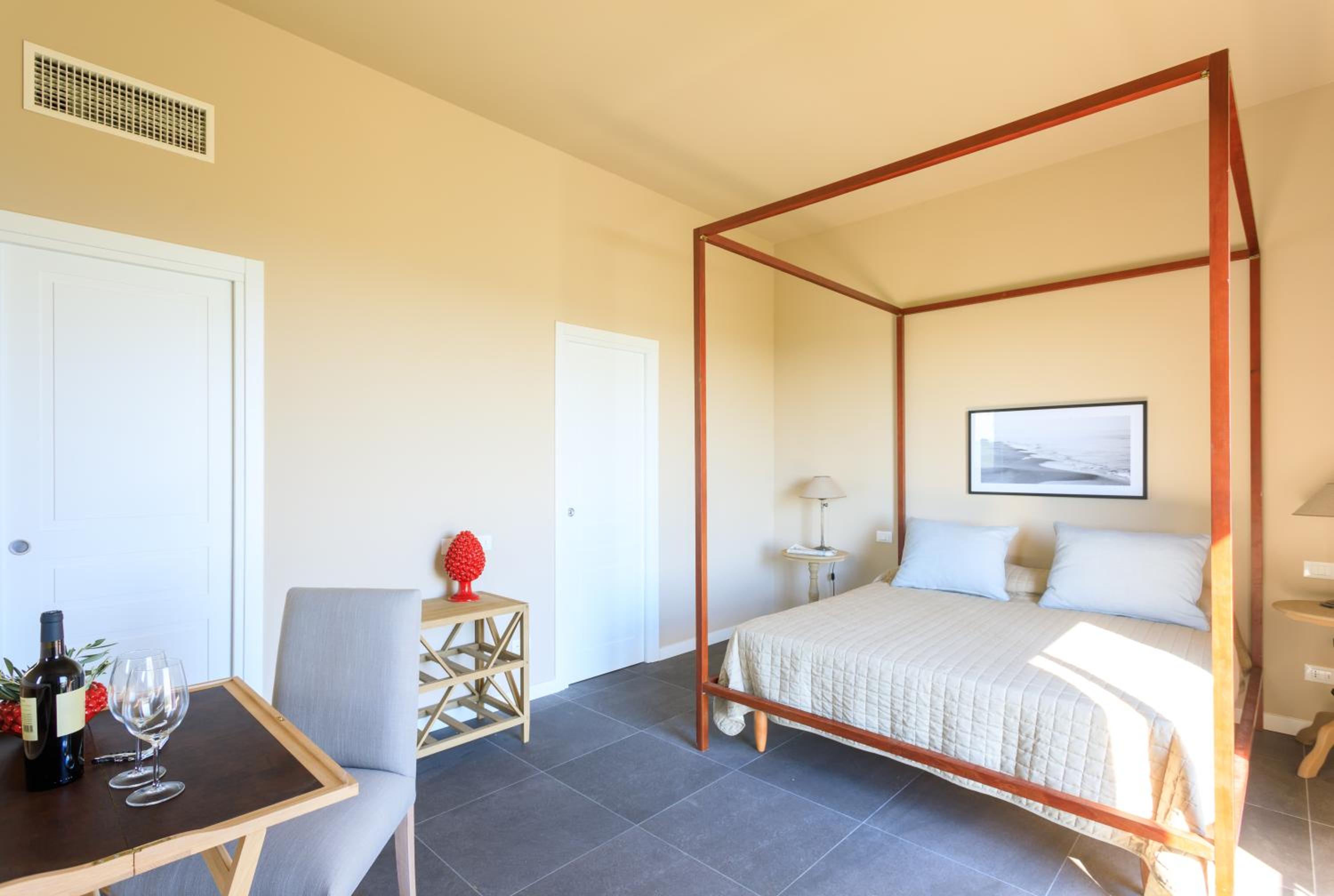 Suite - Photo 1