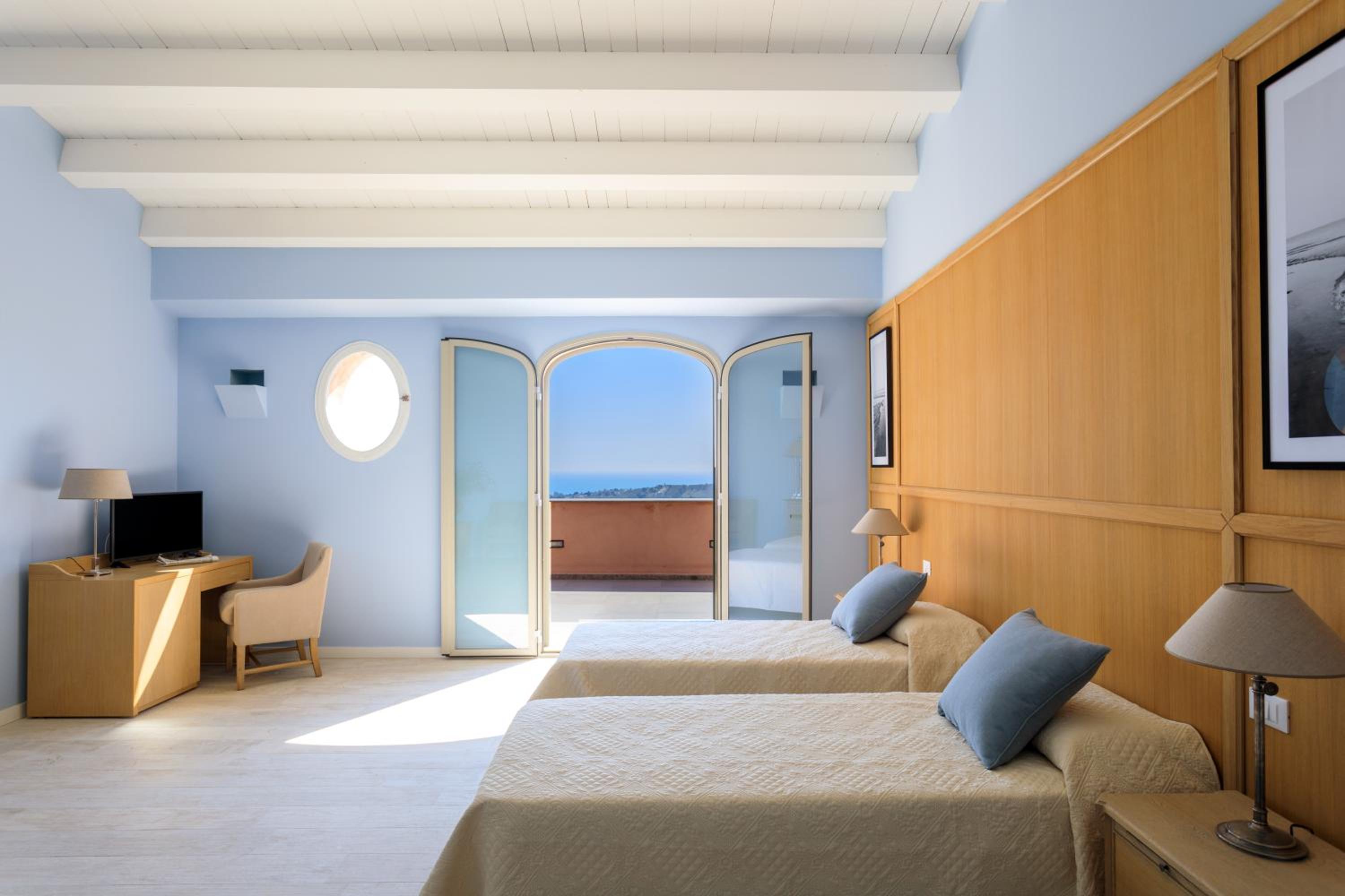 Deluxe Double or Twin Room with Sea View - Photo 1