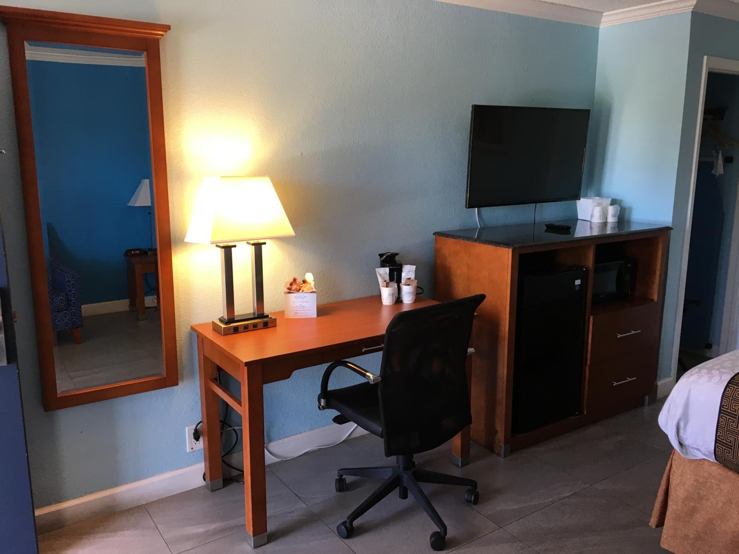 King Room - Non-Smoking - Photo 5