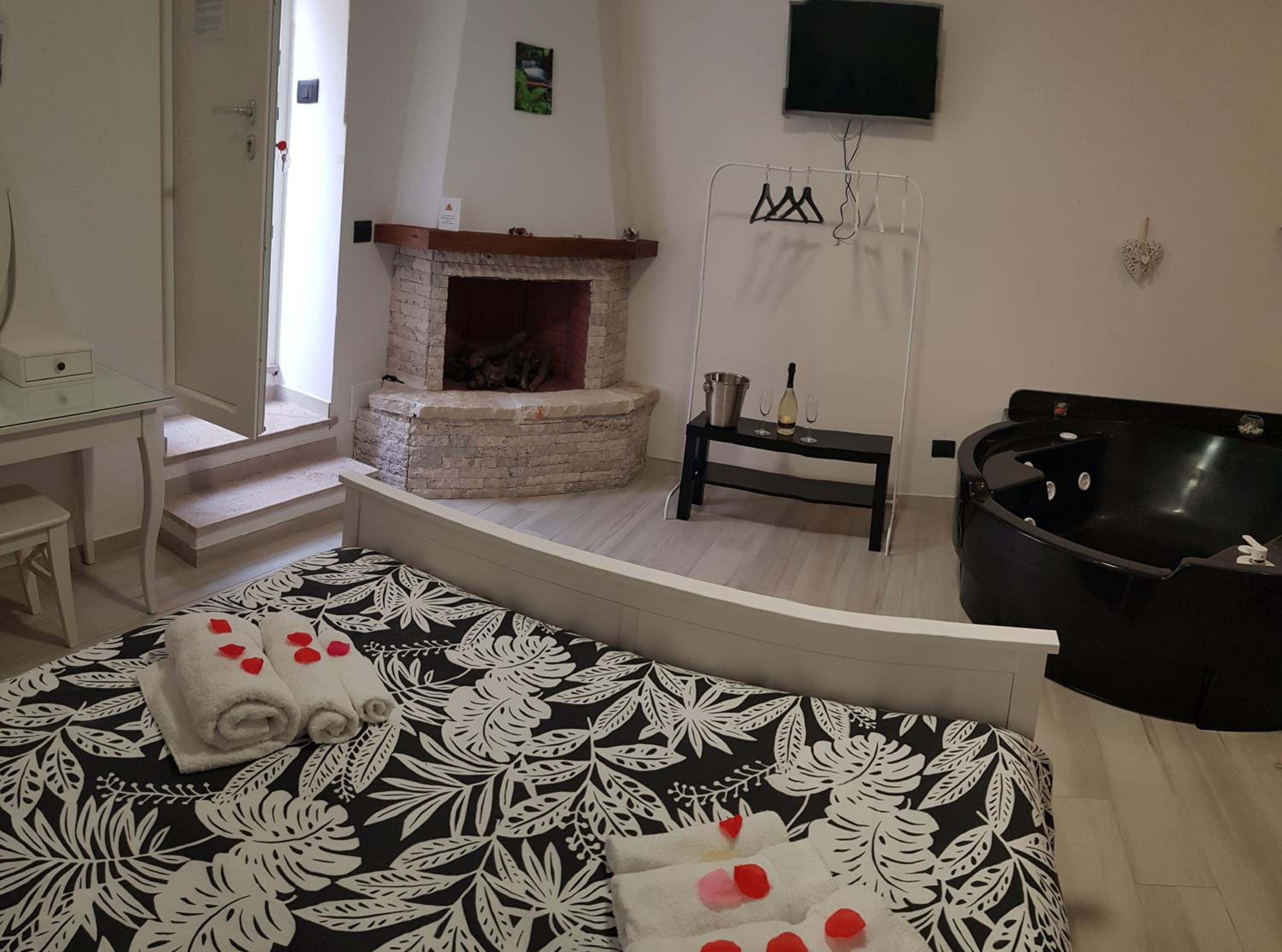 Junior Suite with jacuzzi - Photo 16