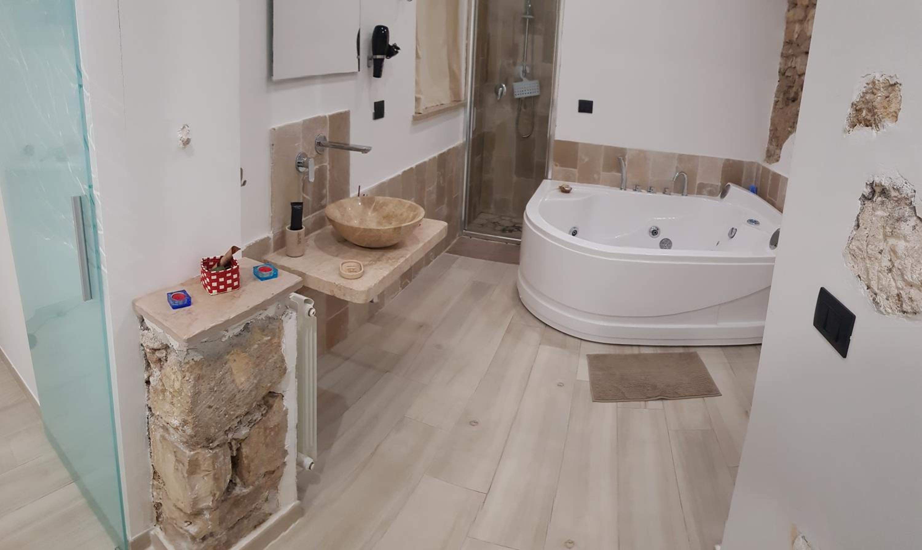 Suite with Spa Bath - Photo 17