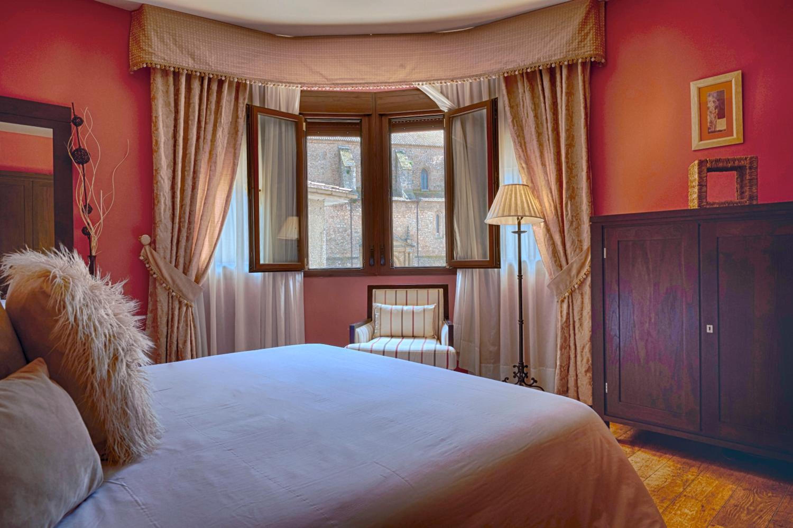 Suite with Hot Tub - Photo 7
