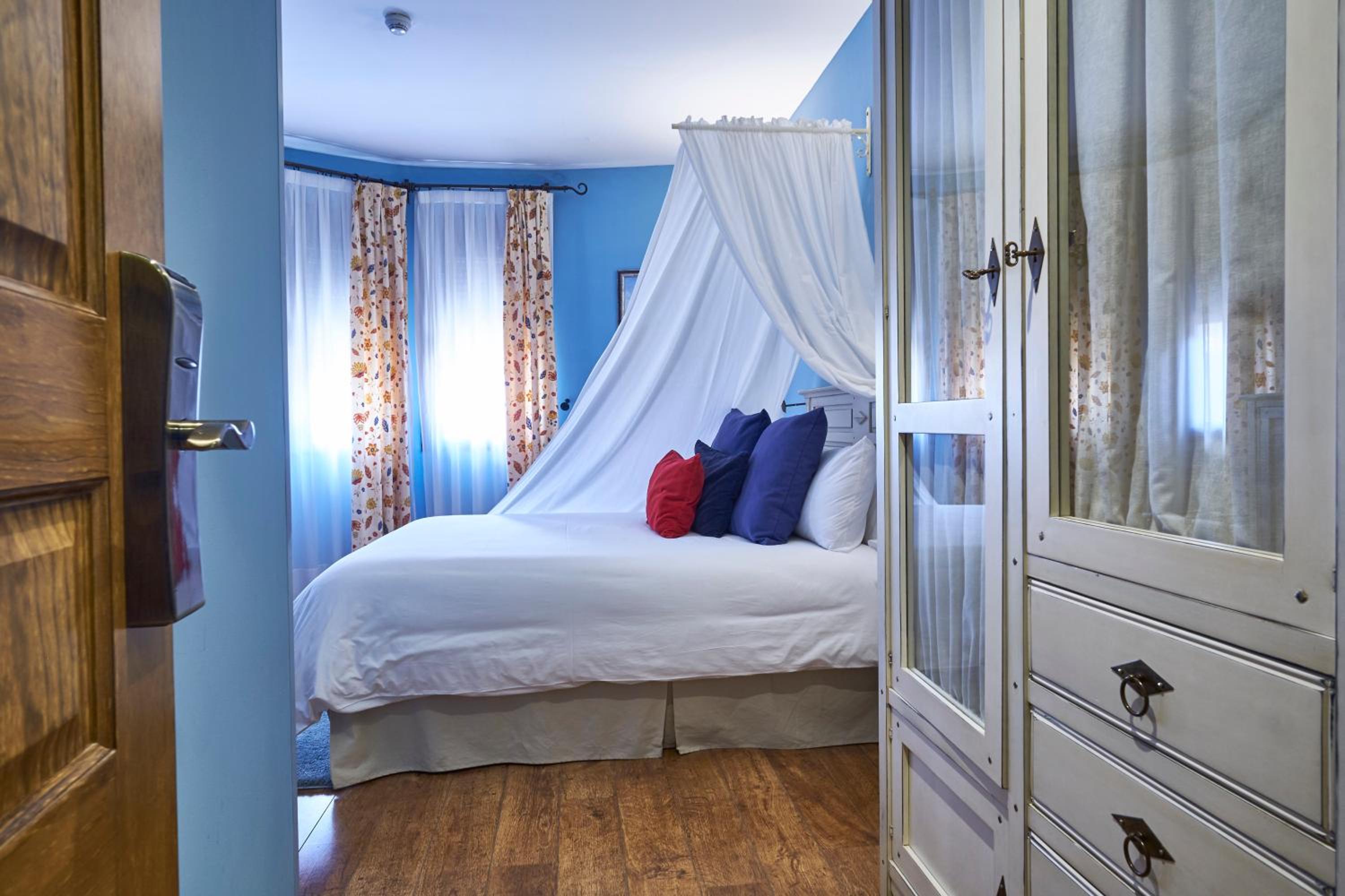 Suite with Hot Tub - Photo 6