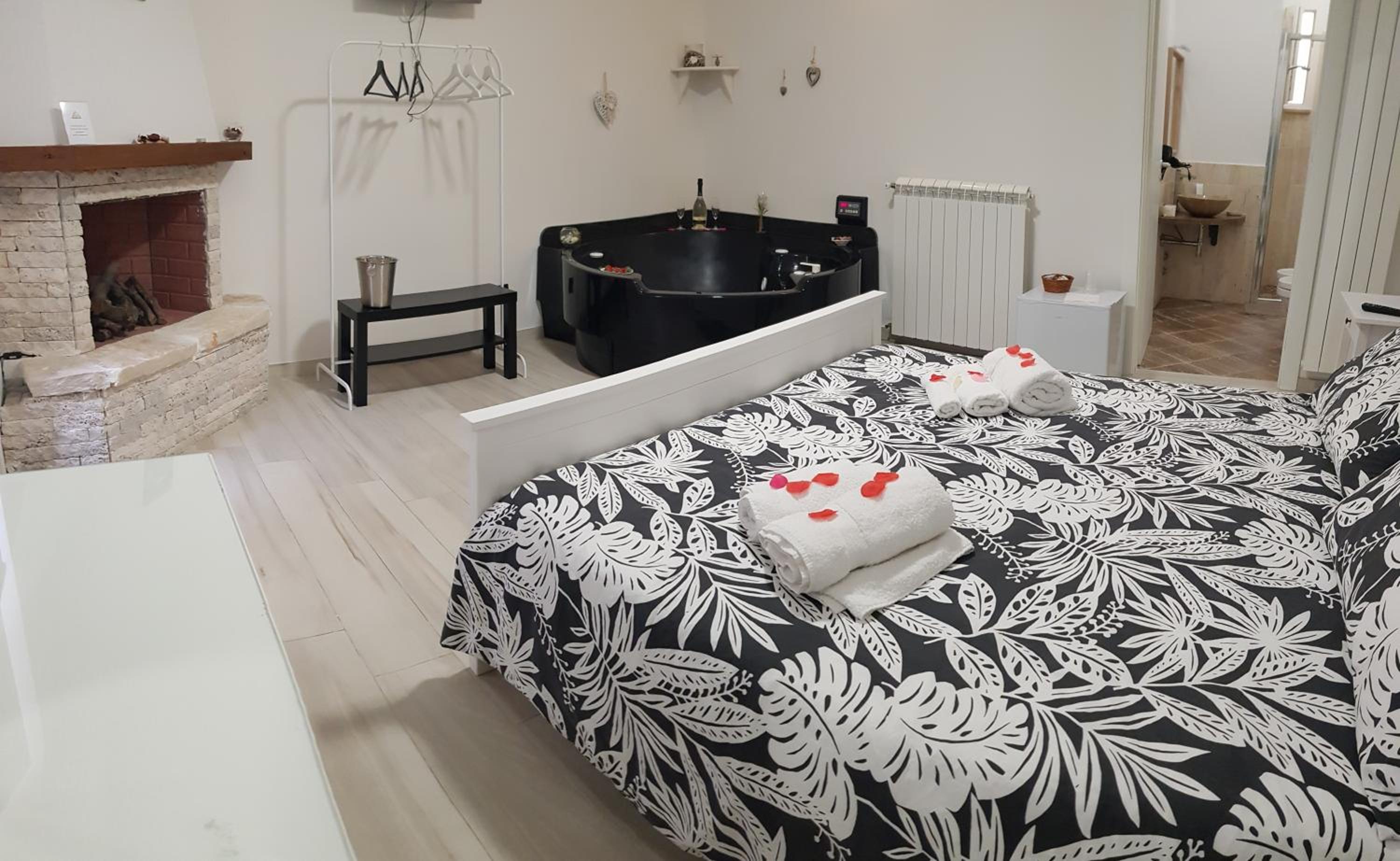 Junior Suite with jacuzzi - Photo 17
