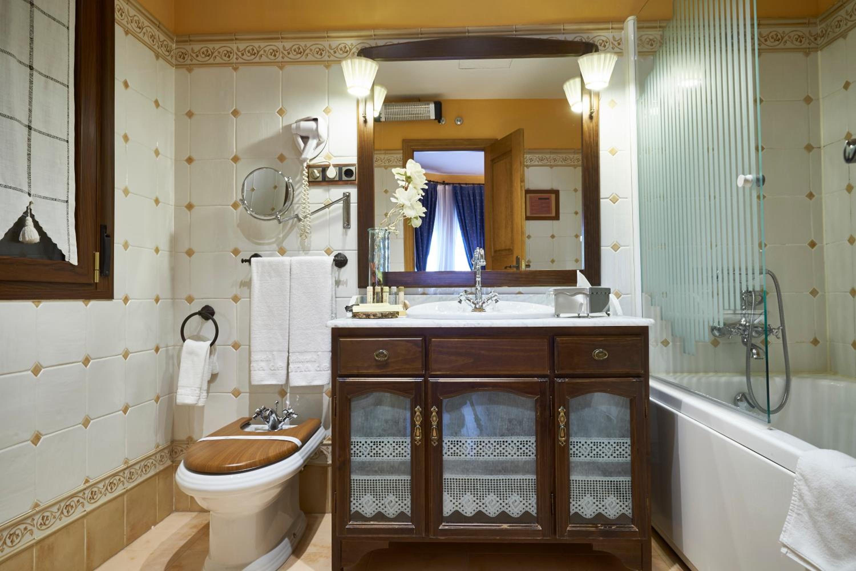 Suite with Hot Tub - Photo 5