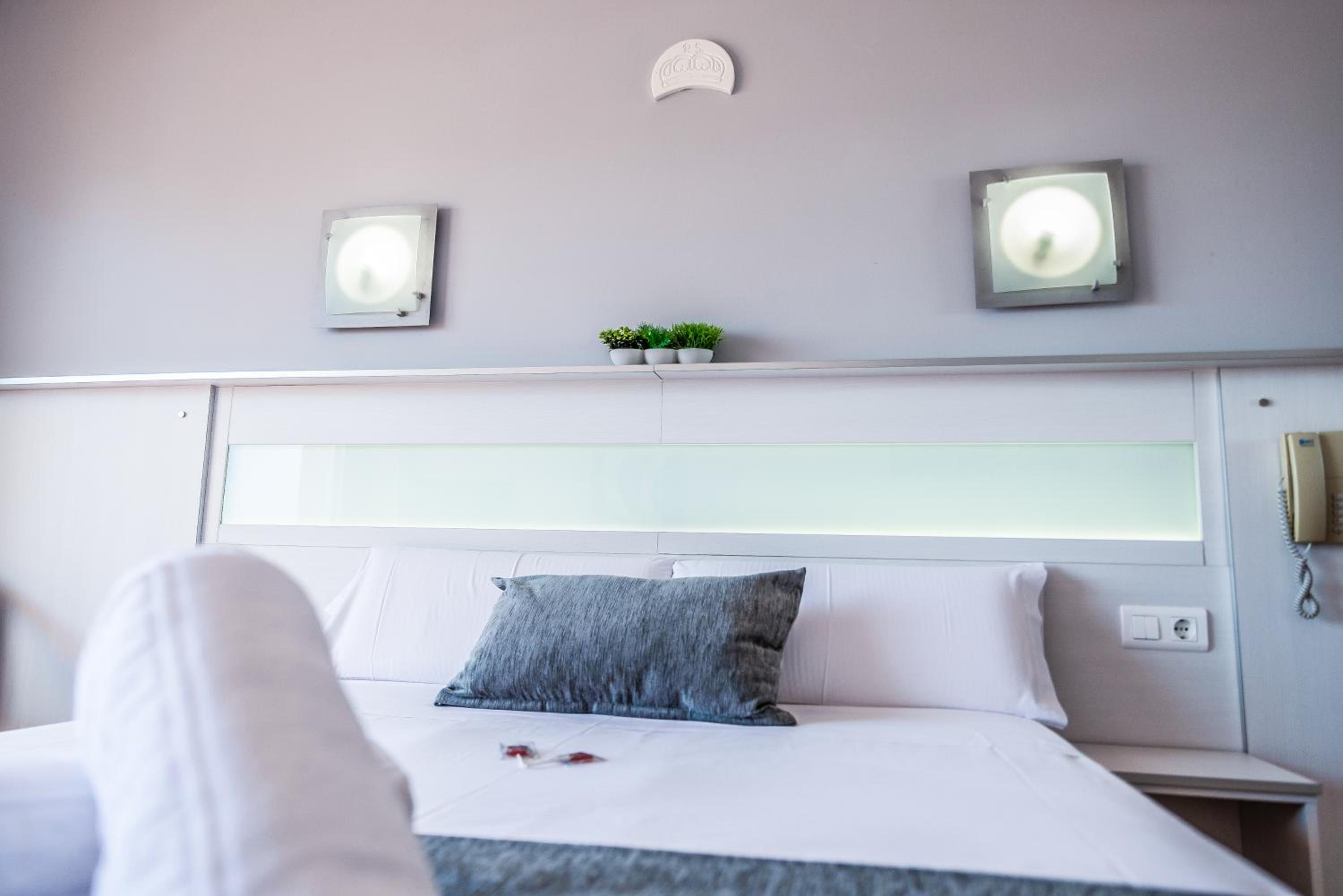 Double or Twin Room - Photo 13