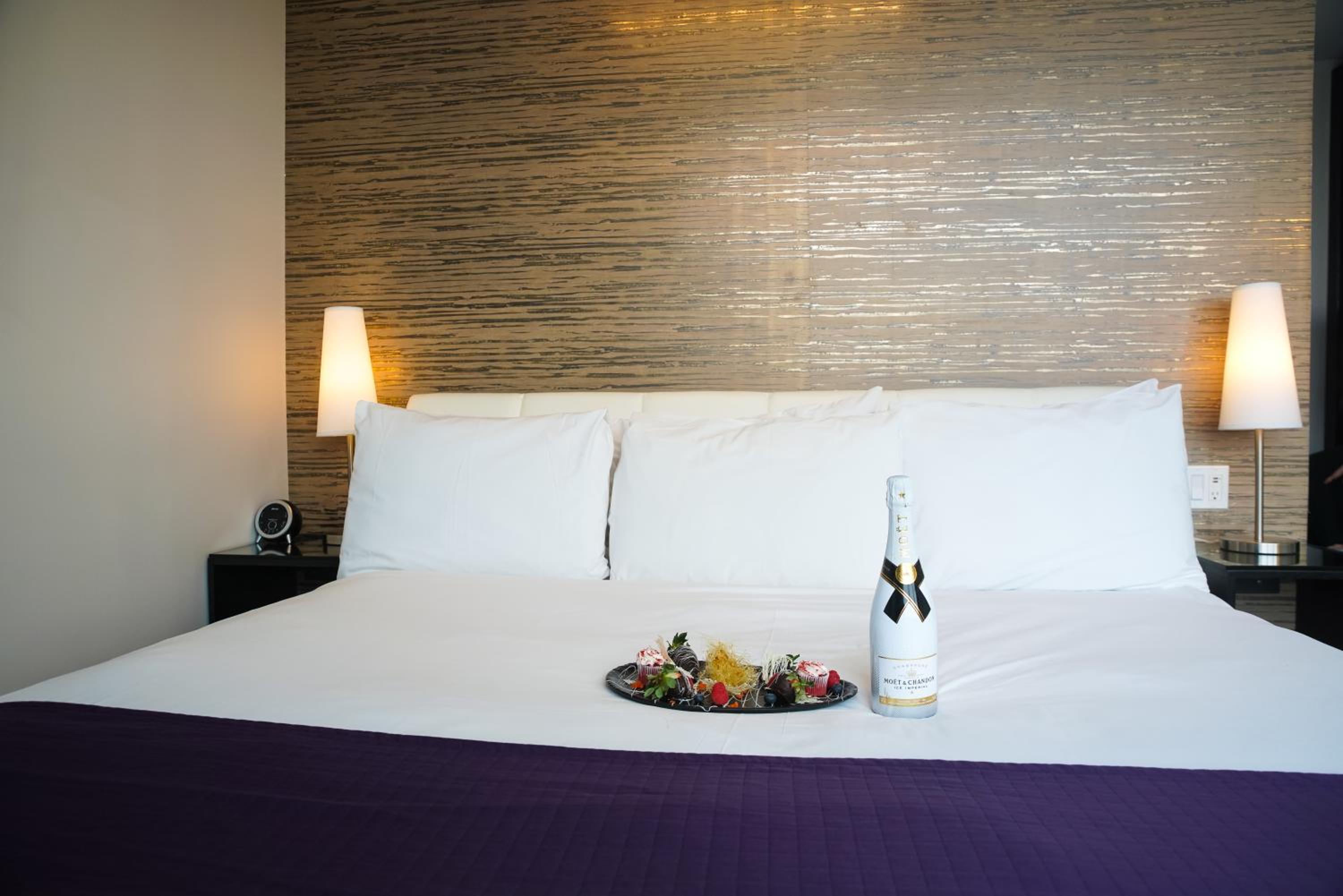 Standard King Room - Photo 2