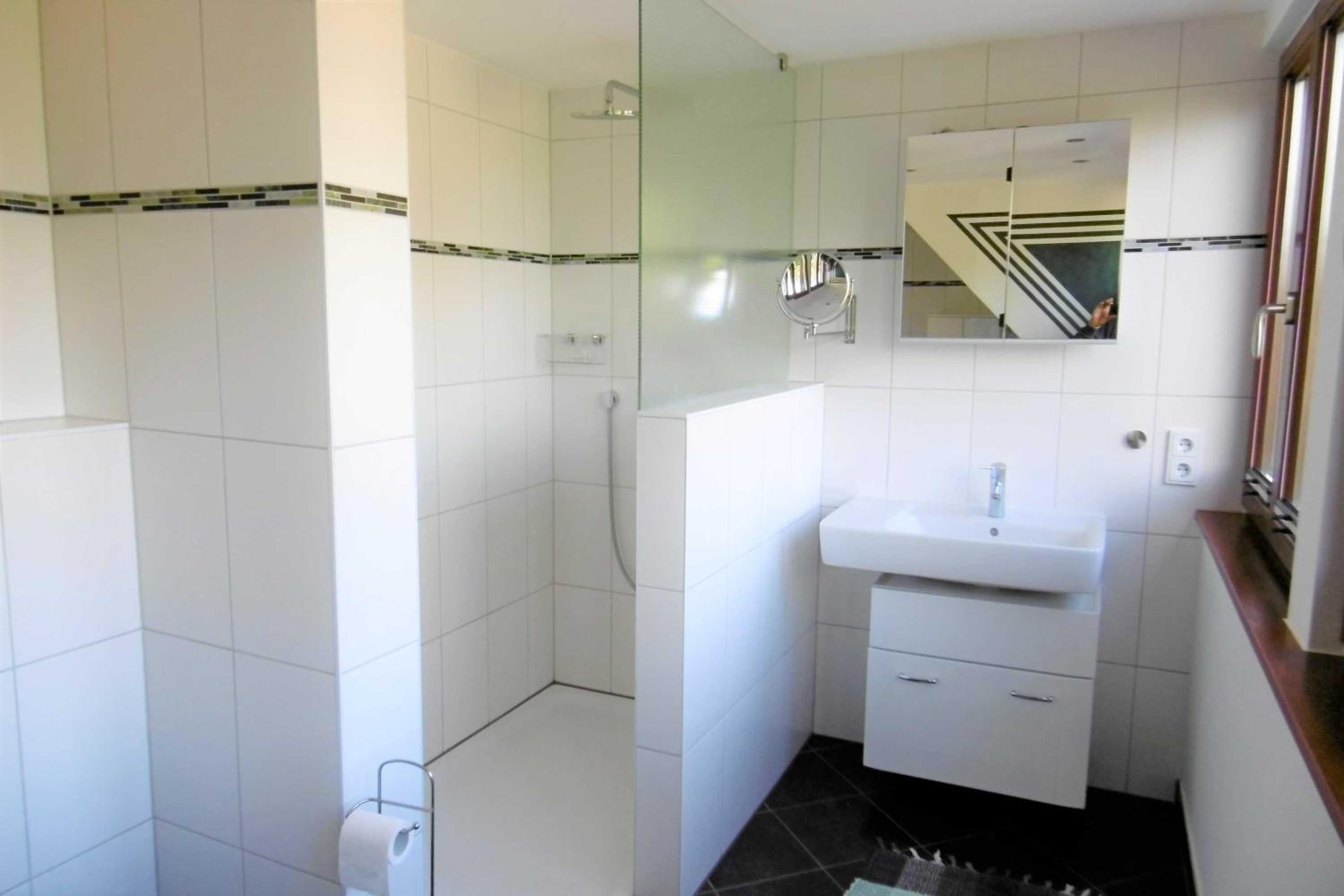 Two-Bedroom Apartment with Shower  photo 3