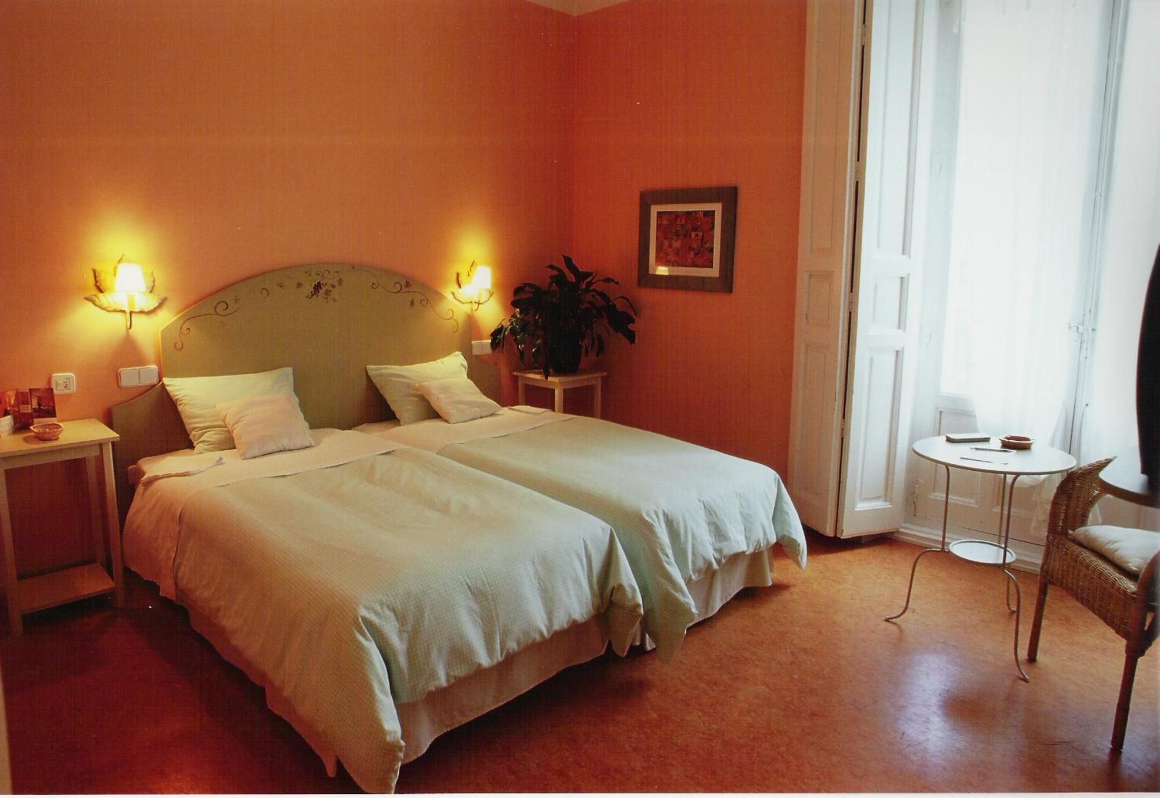 Budget Twin Room - Photo 2