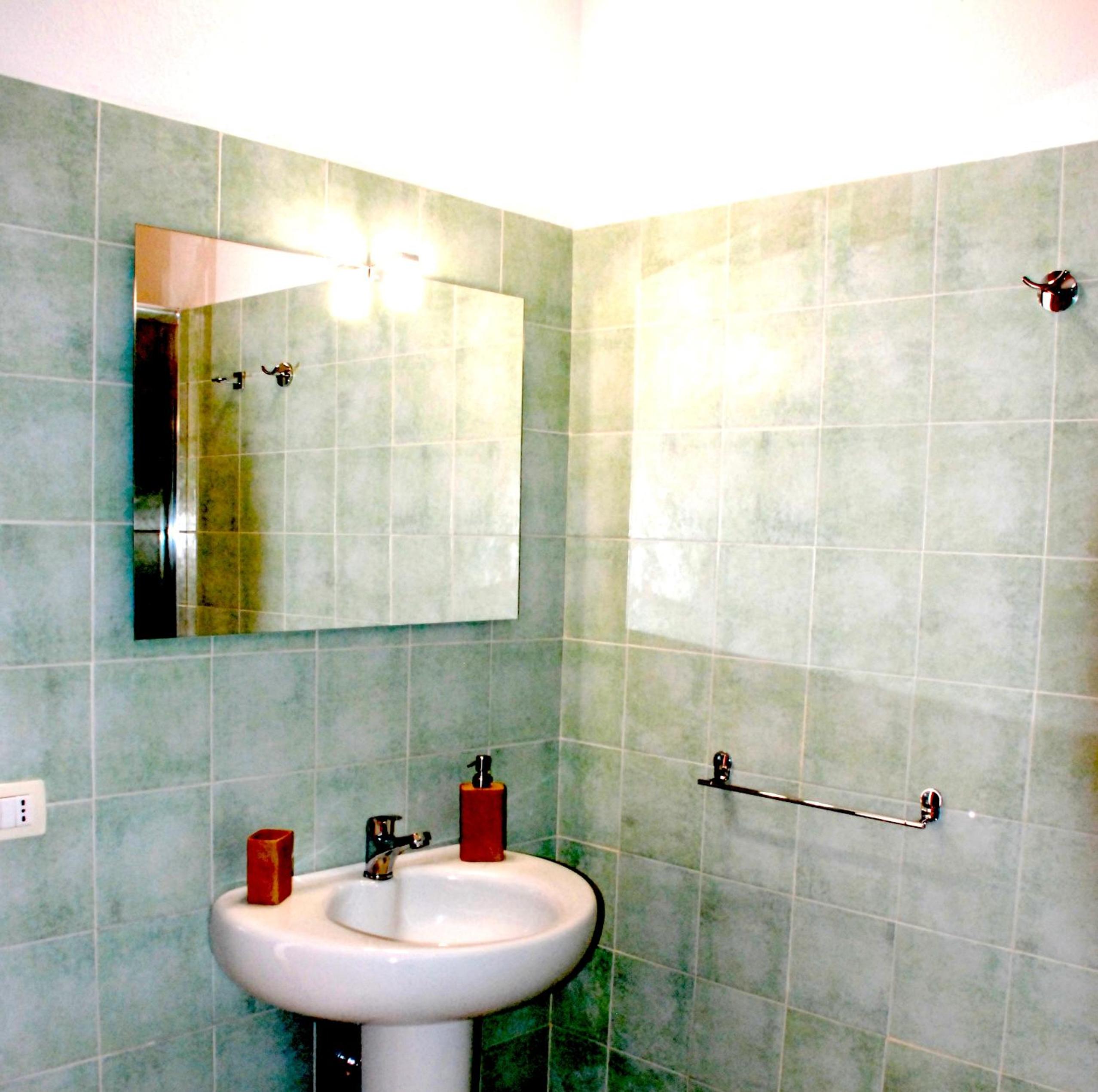 Economy Double Room - Photo 12