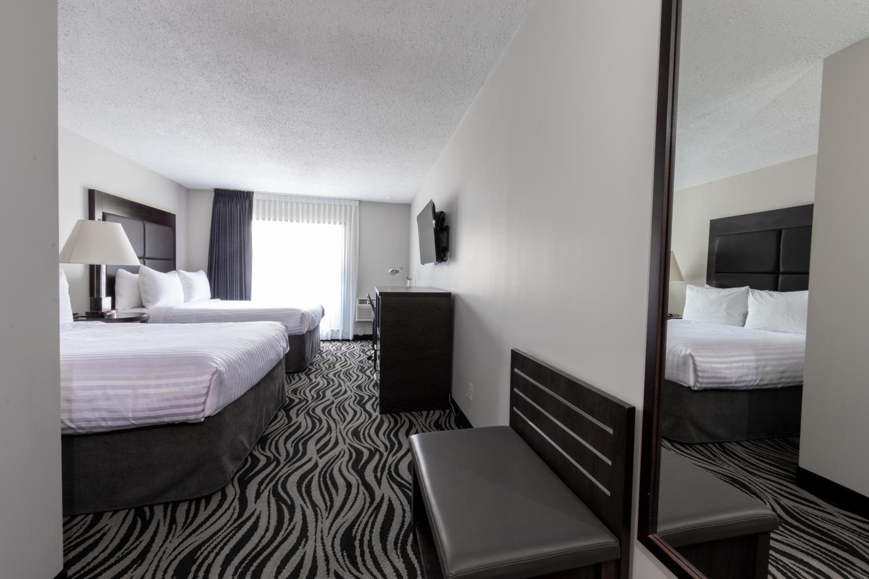 Queen Room with Two Queen Beds and Work Desk - Second Floor/No Pets Allowed/Non-Smoking - Photo 11