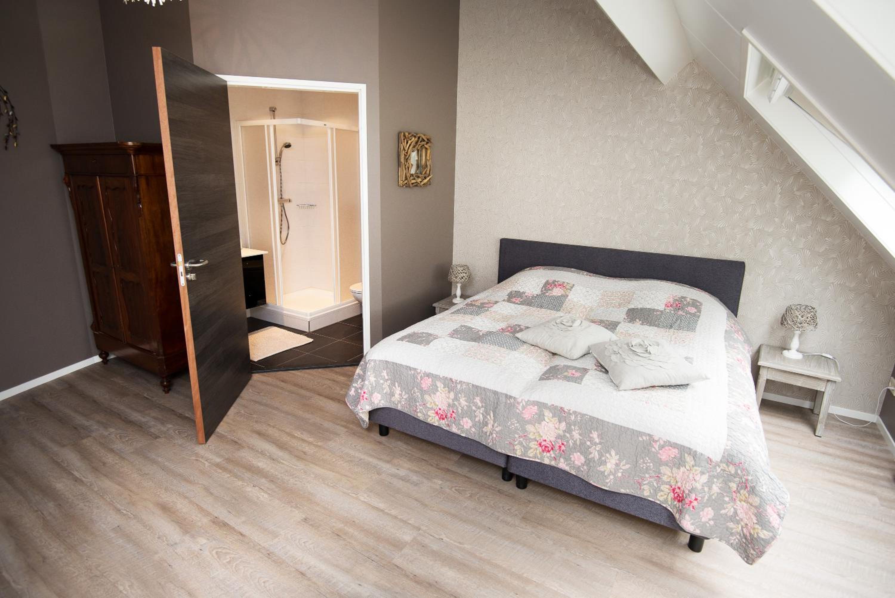 Large Double Room photo 1