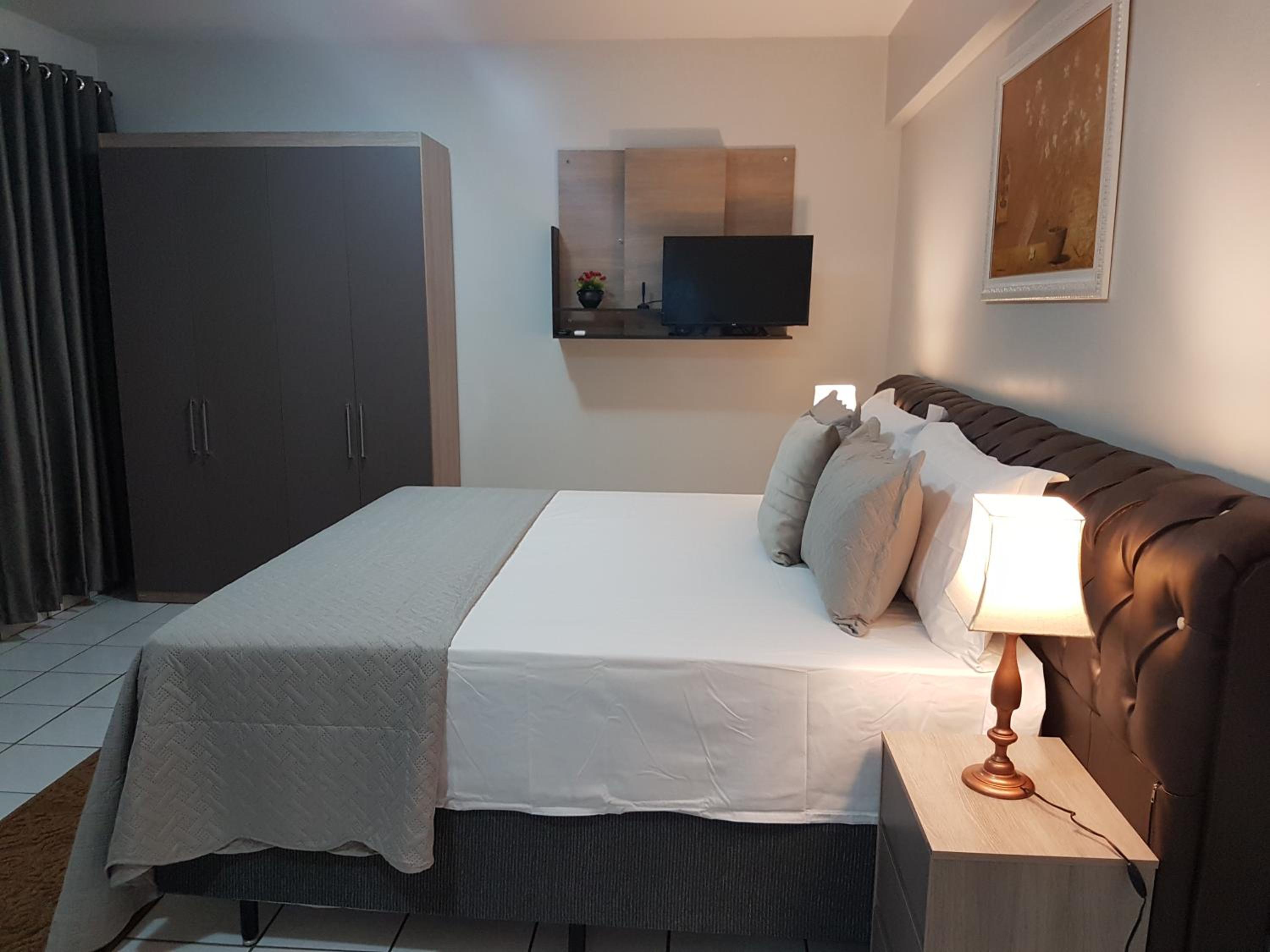 Deluxe King Suite - Photo 7