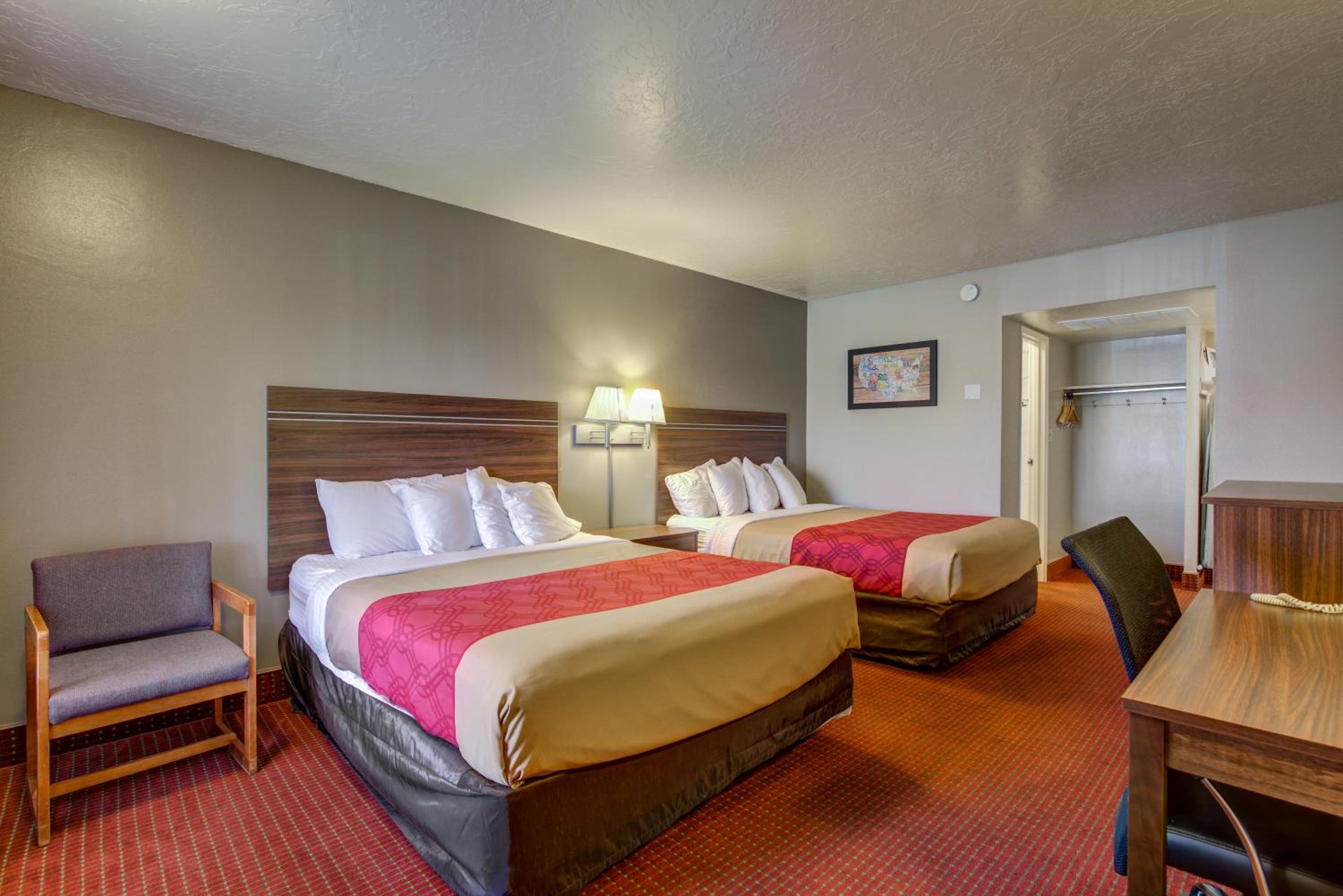 Room with Two Queen Beds - Non-Smoking - Photo 13