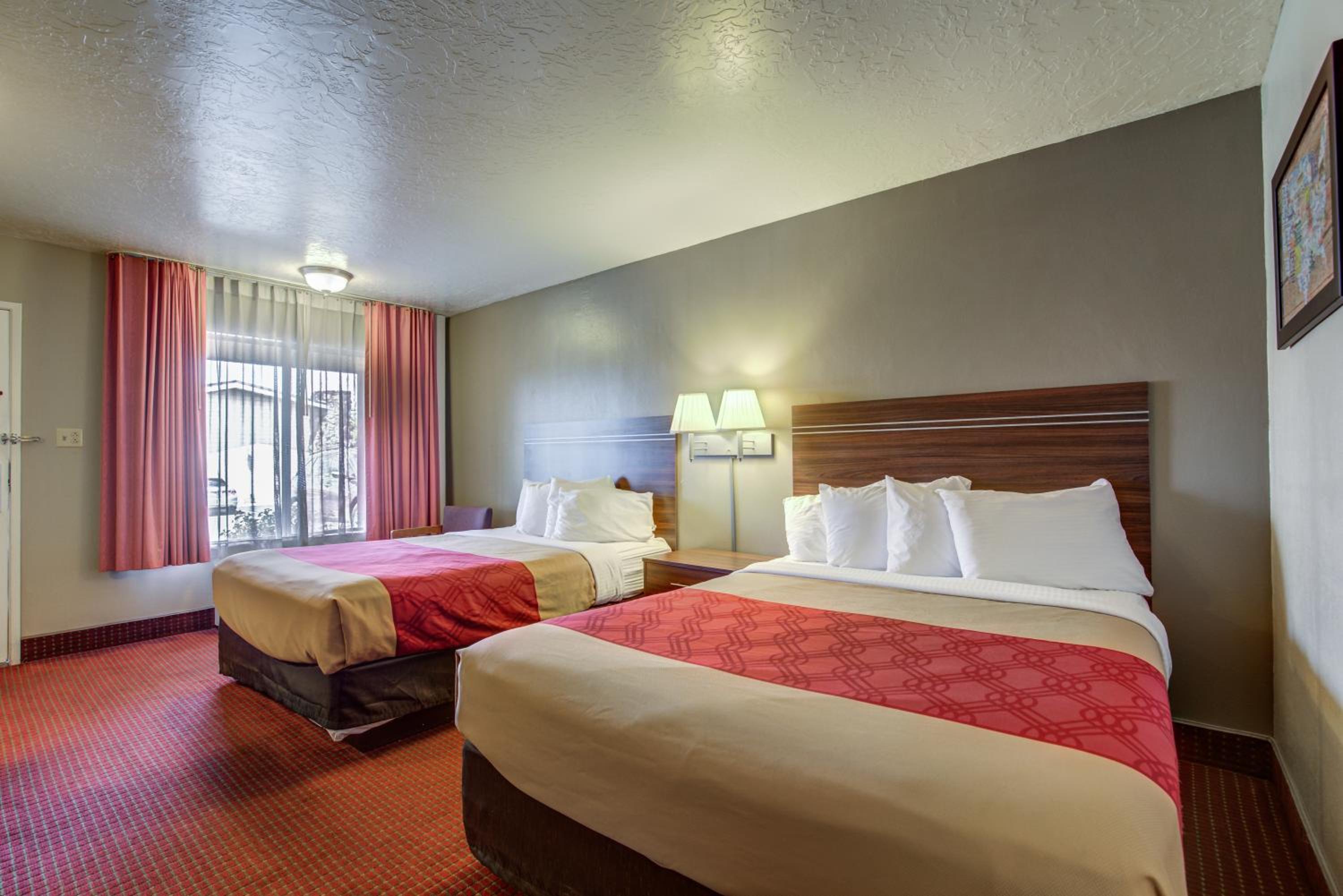 Room with Two Queen Beds - Non-Smoking - Photo 5