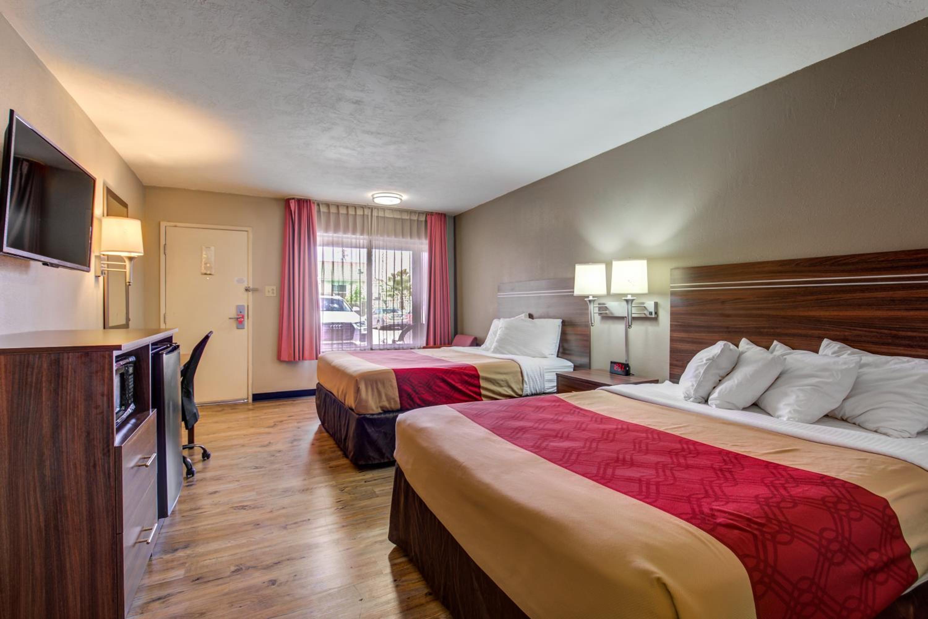 Room with Two Queen Beds - Non-Smoking - Photo 8