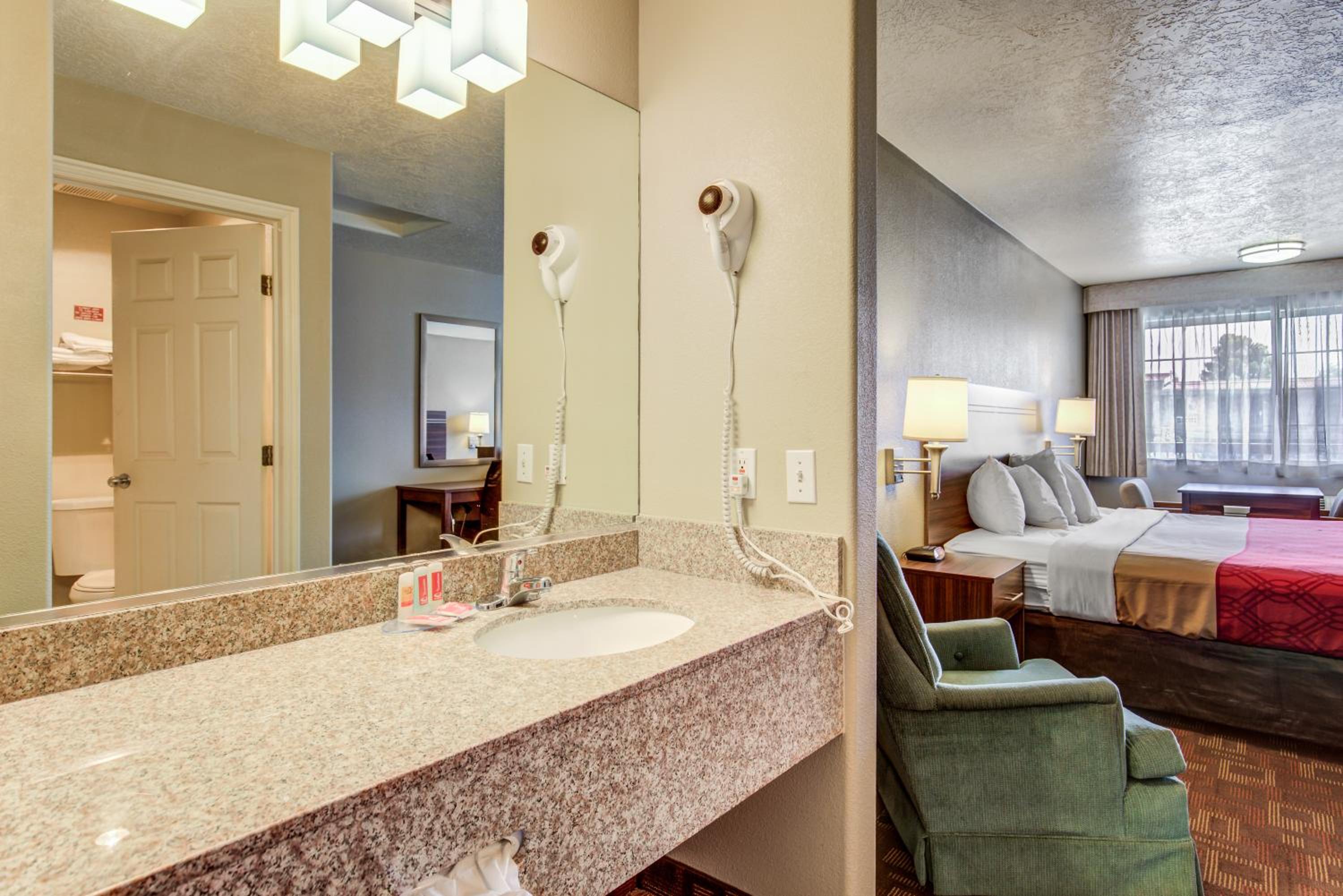 King Room - Non-Smoking - Photo 3